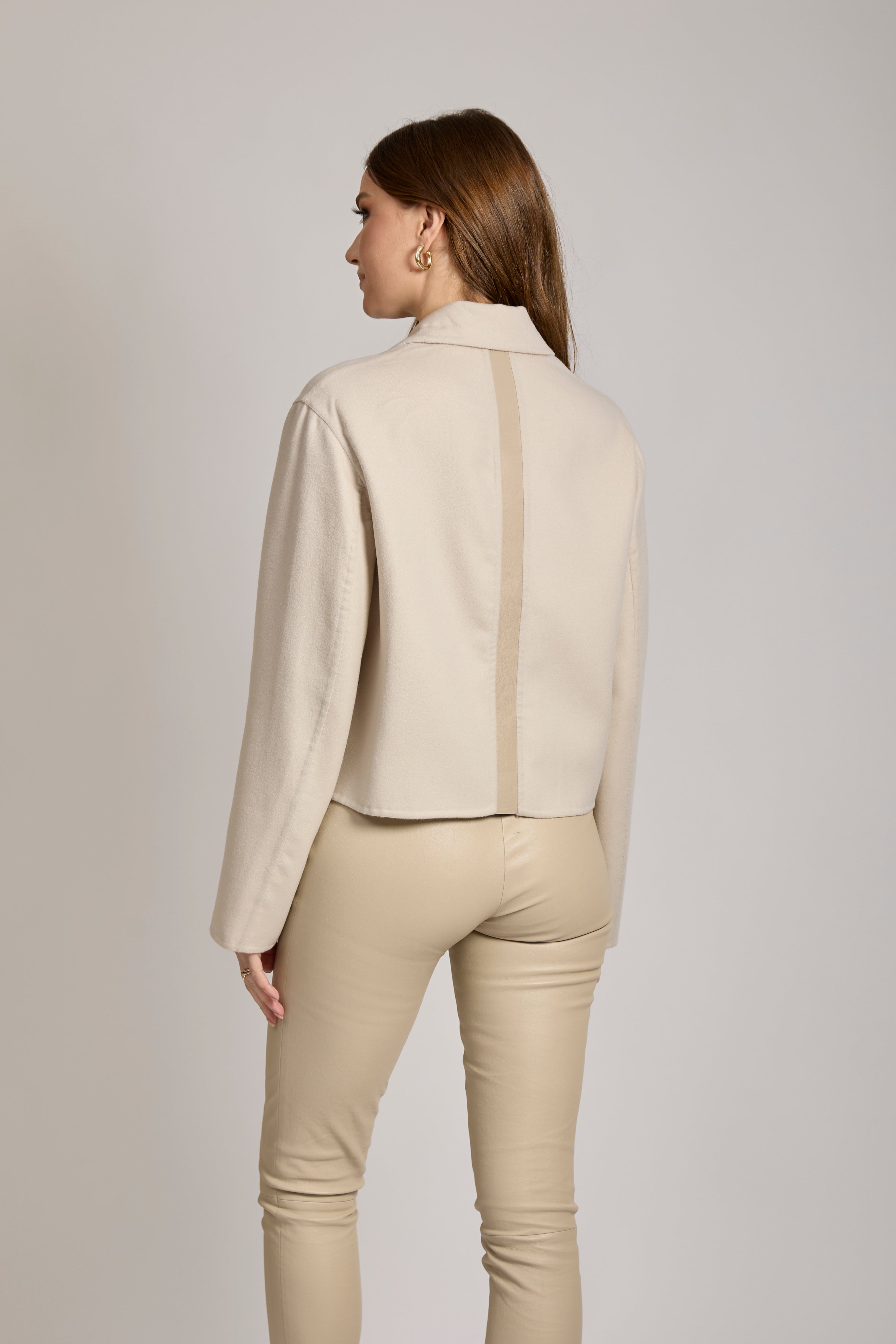 Veste en cachemire beige avec détails en cuir