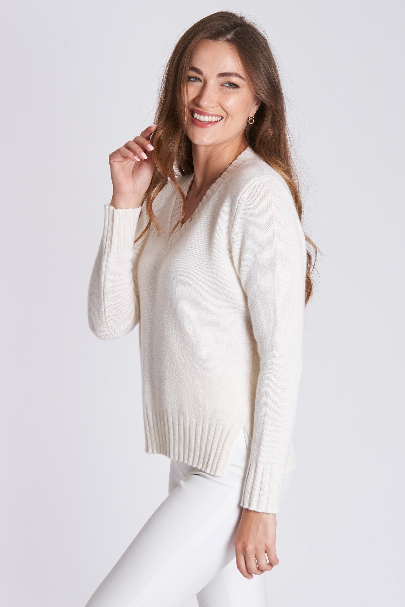 V NECK SWEATER - B/LATTE