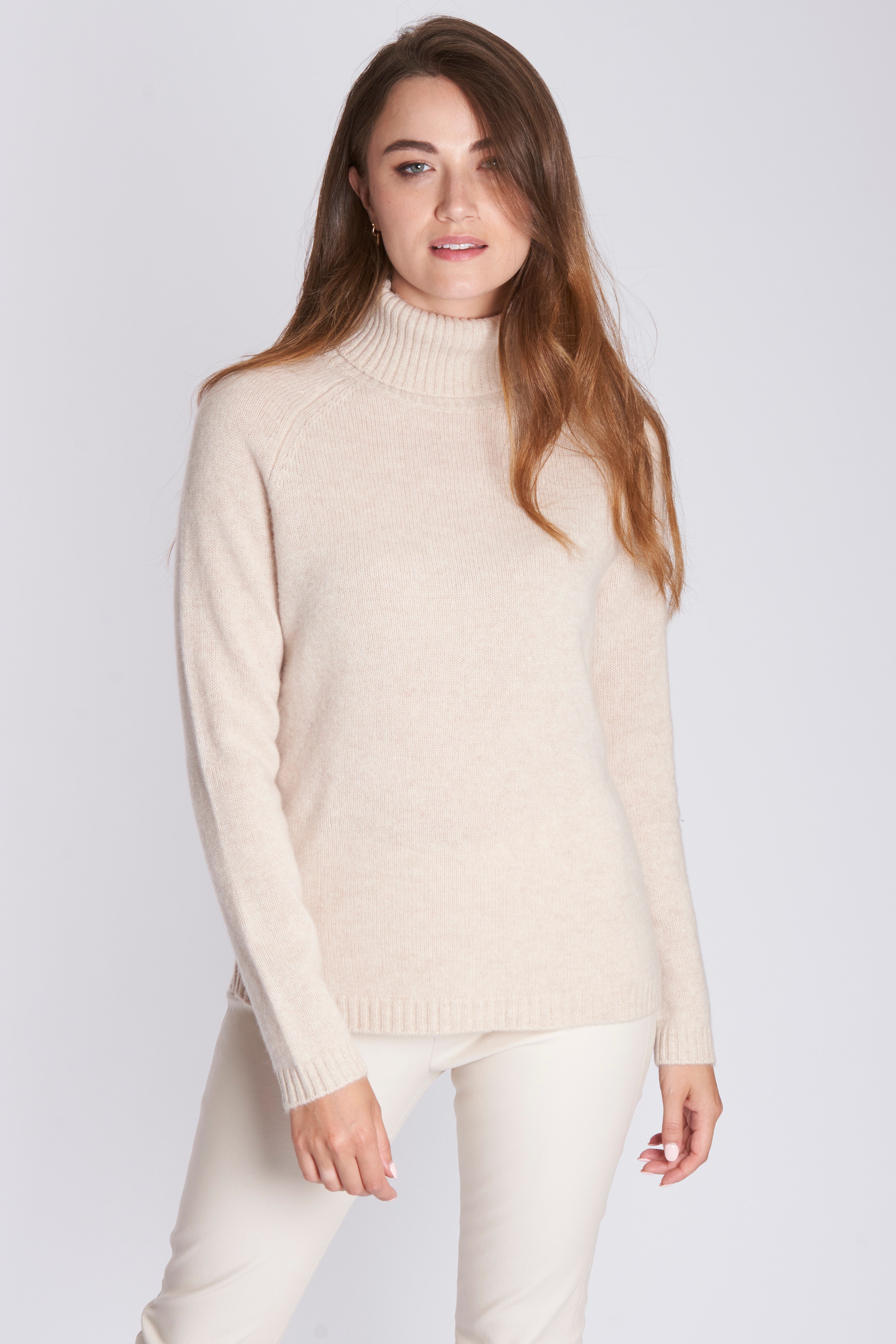 Pull col roulé en cachemire avoine avec fentes latérales