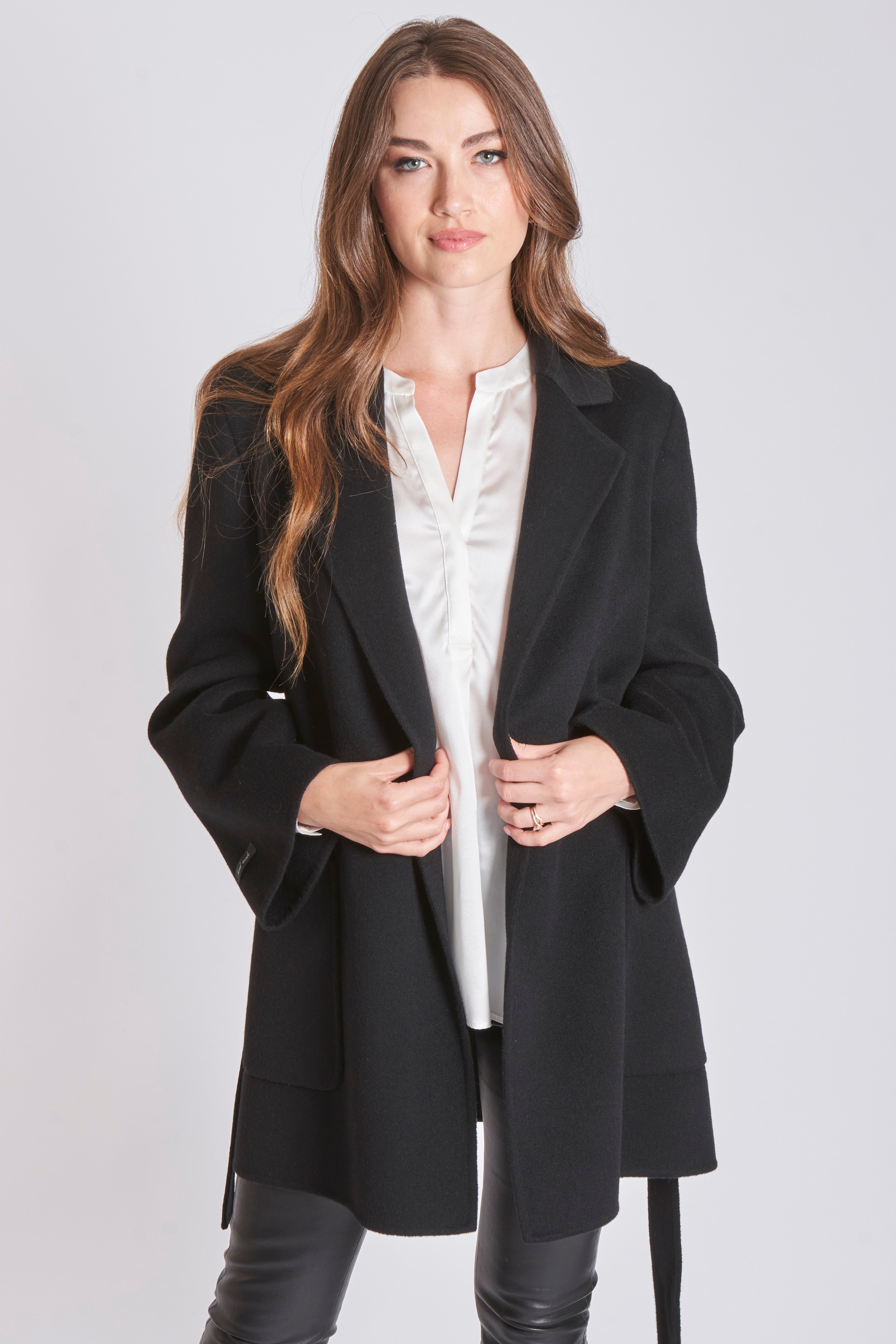 Veste en cachemire noire avec ceinture
