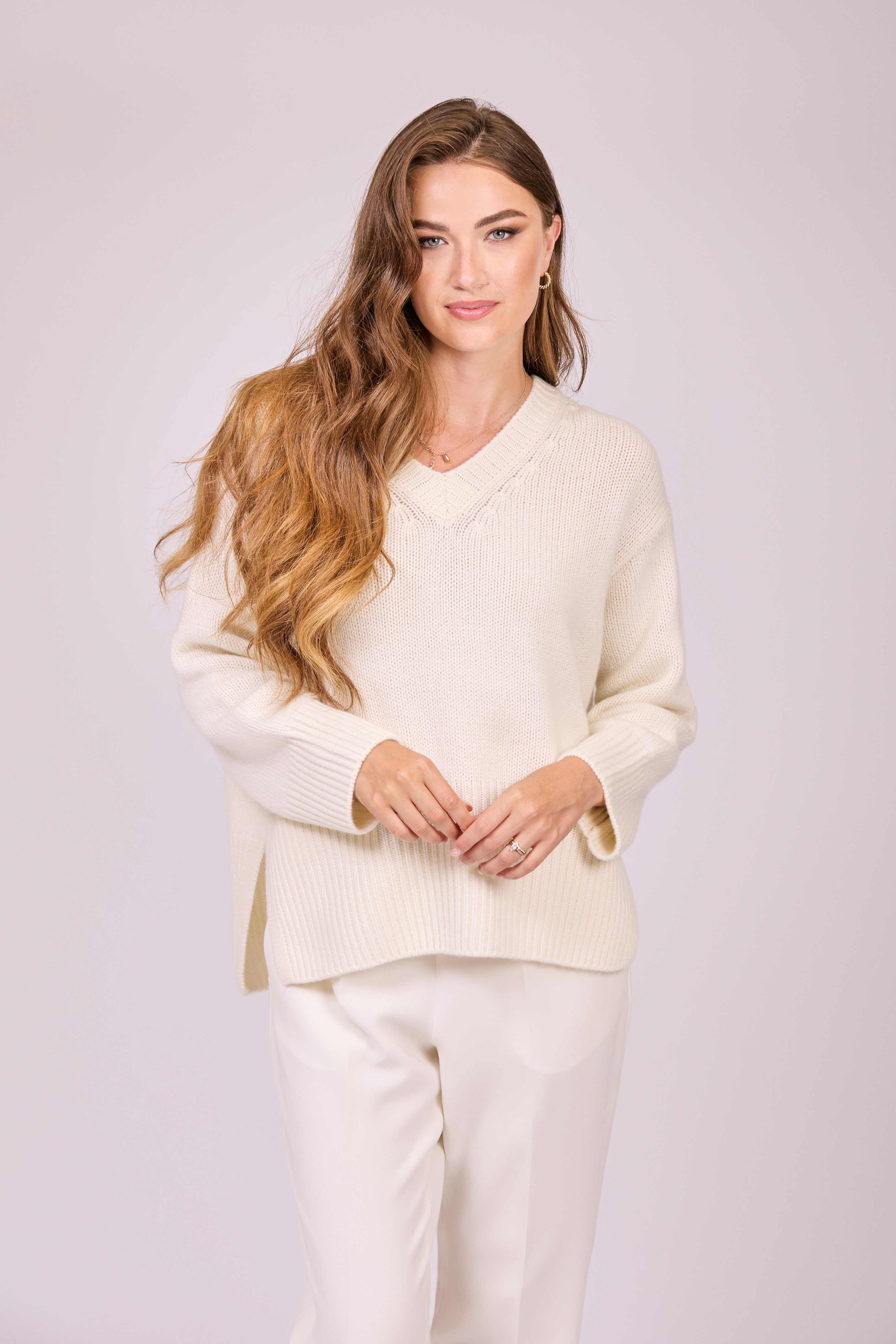 Pull col V en cachemire épais, blanc cassé