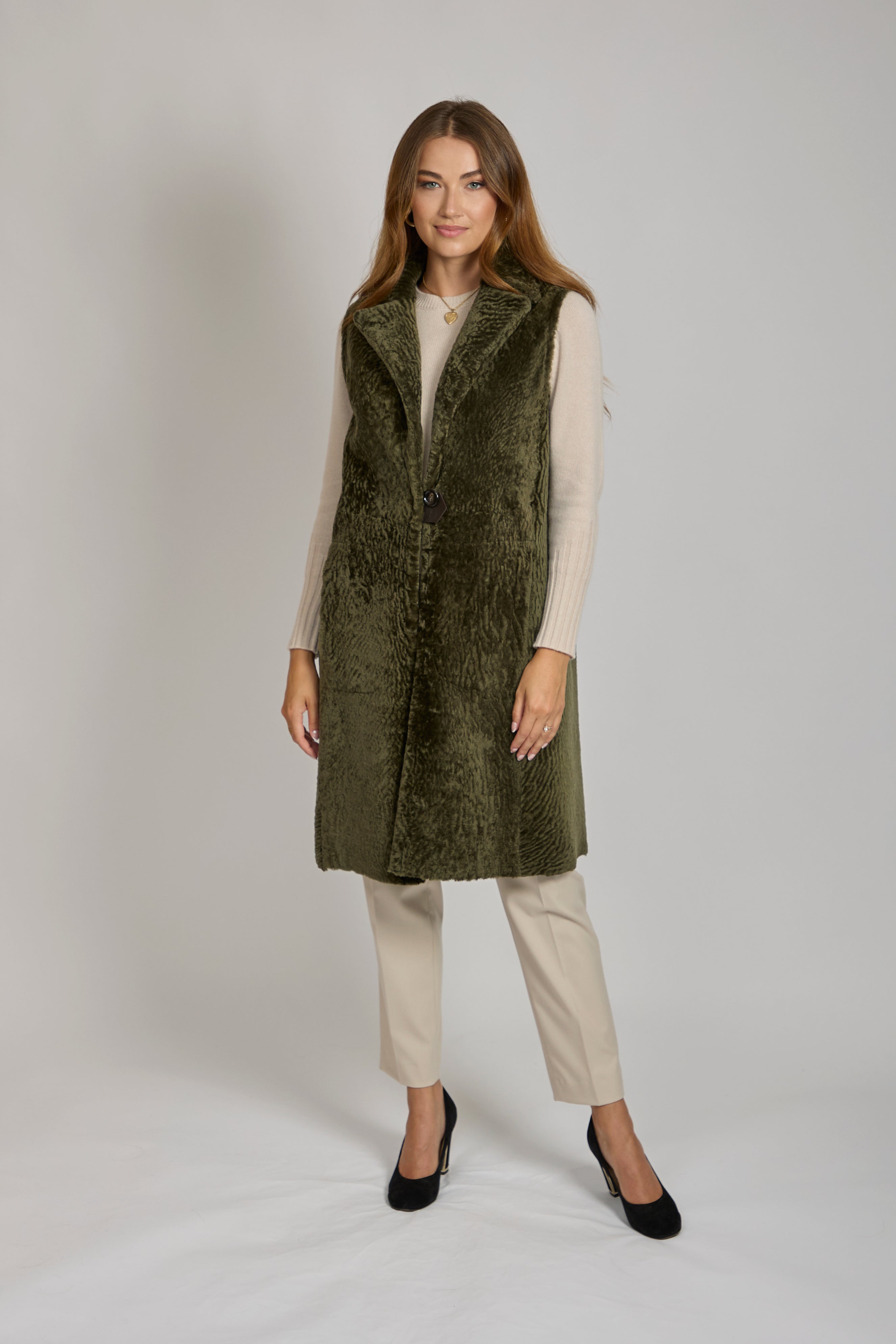 Gilet en peau lainée bouclée, olive