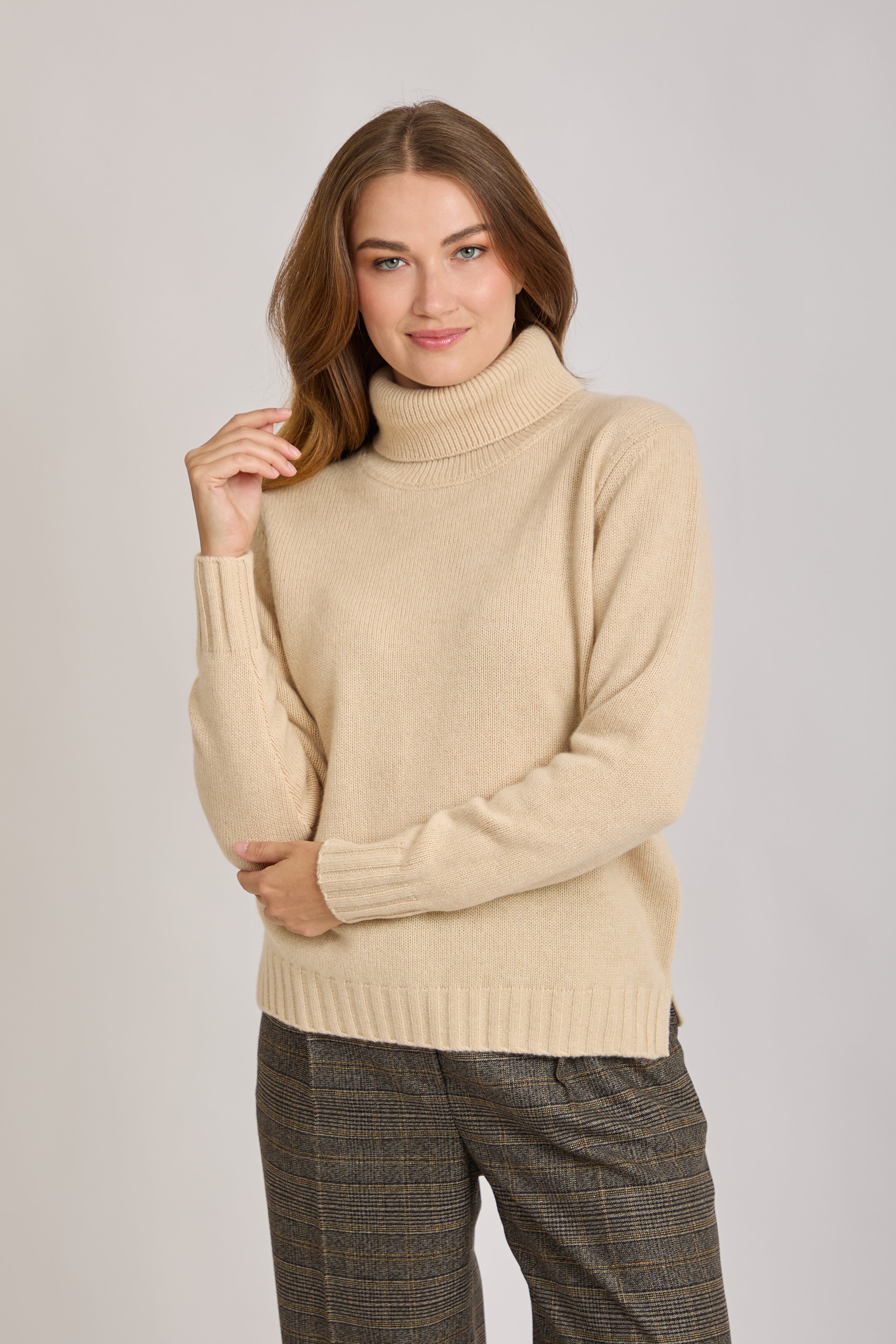 CASHMERE TURTLE NECK JUMPER- BEIGE