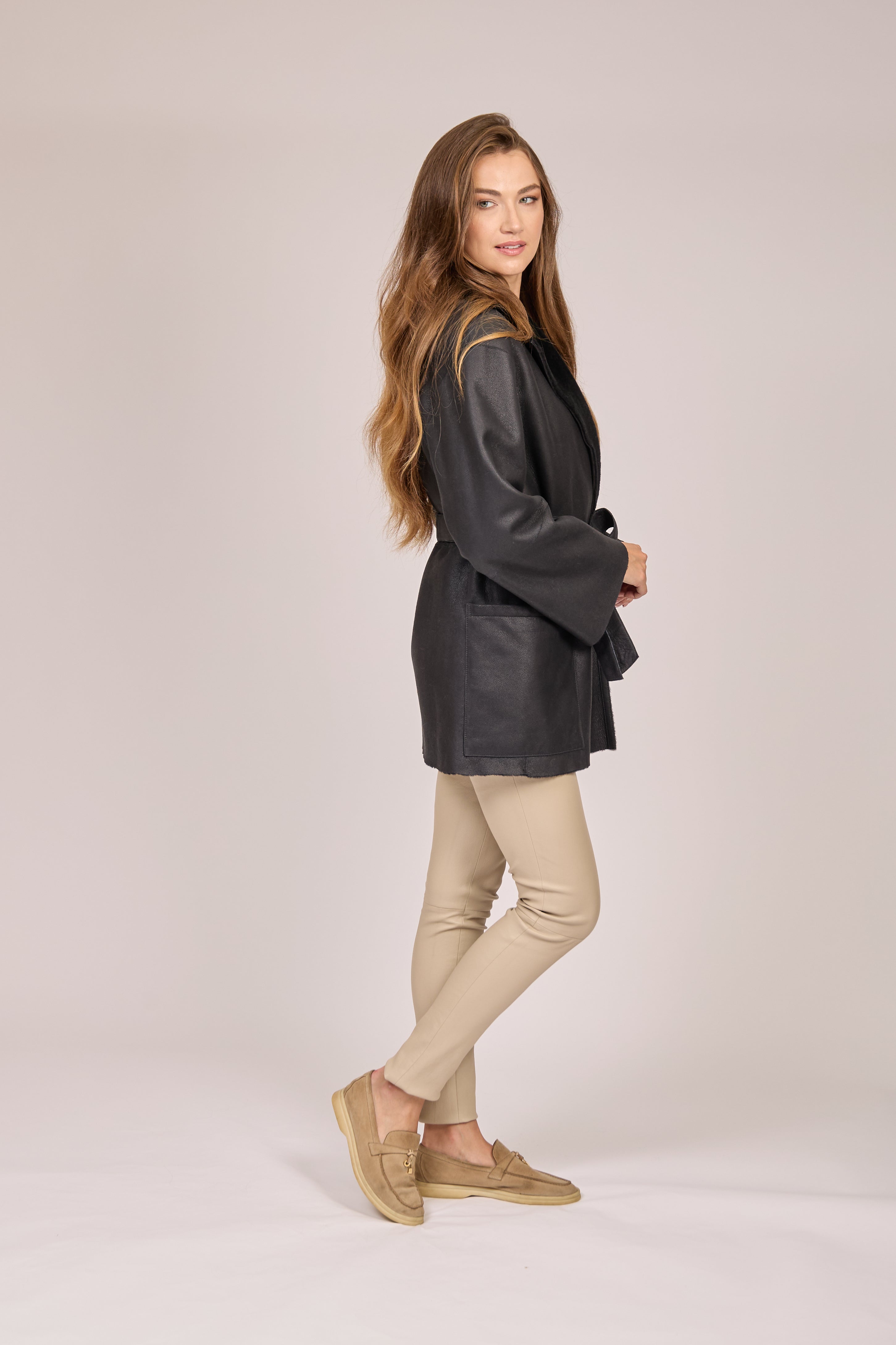Manteau en peau lainée bleue avec ceinture
