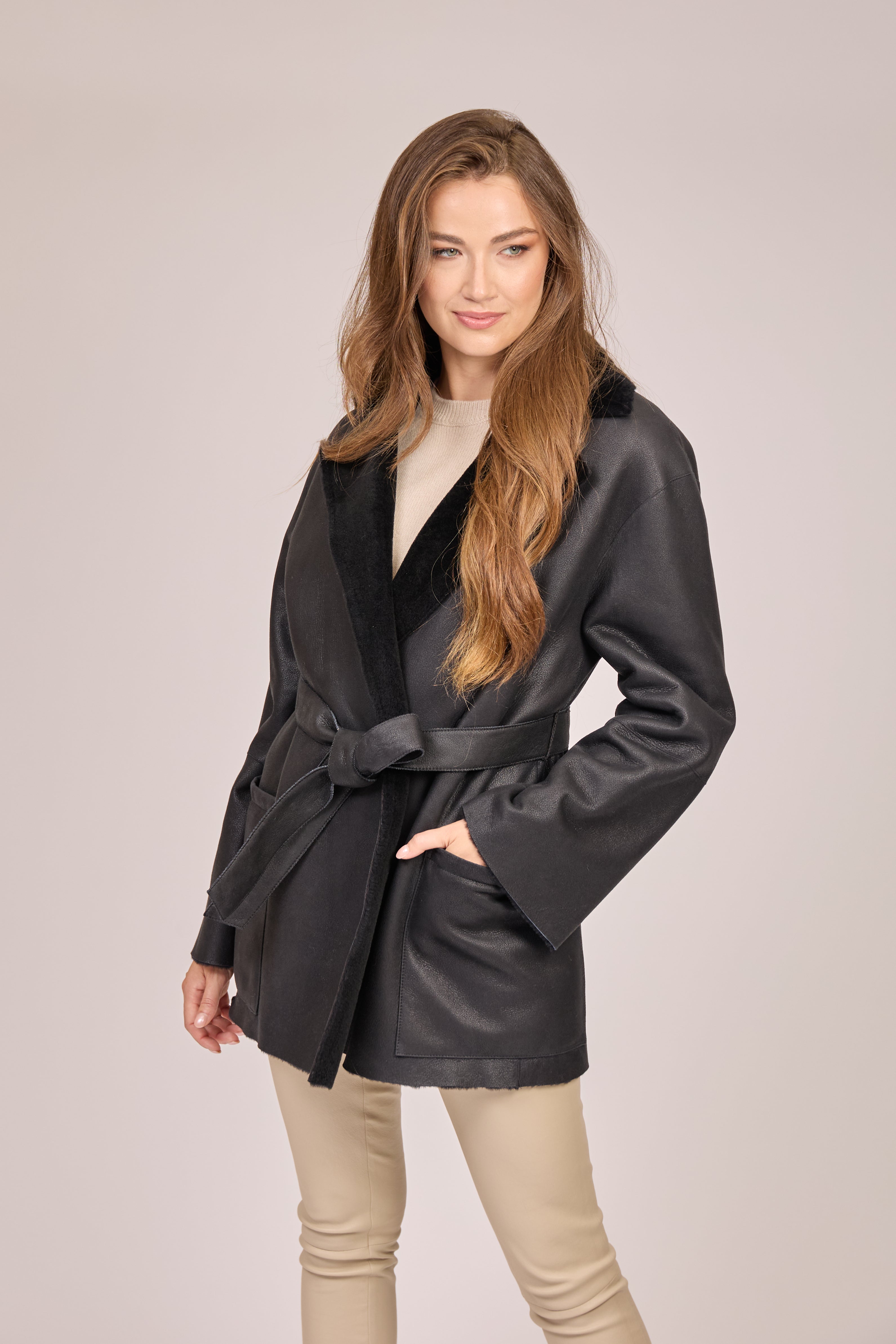 Manteau en peau lainée bleue avec ceinture