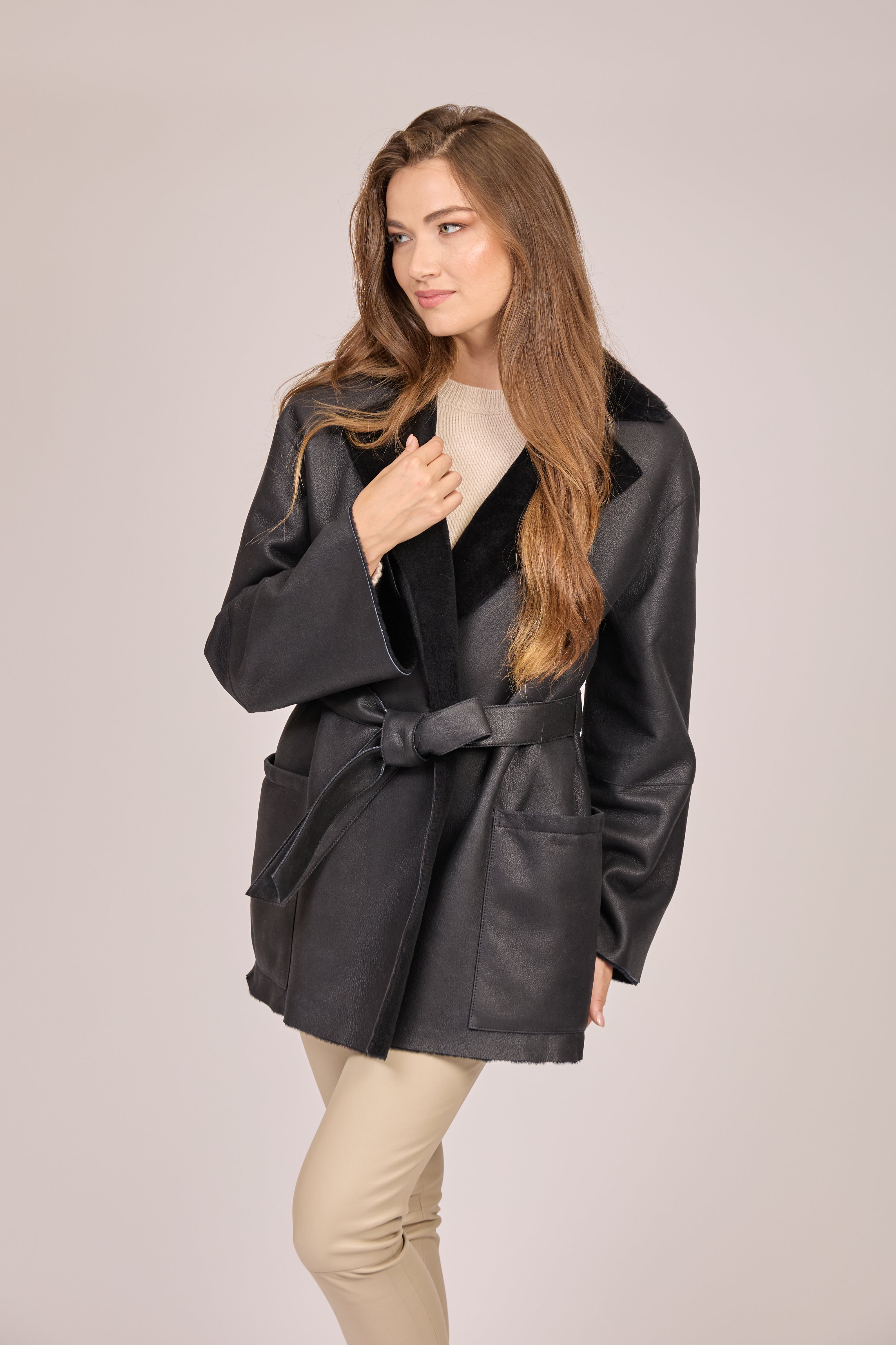 Manteau en peau lainée bleue avec ceinture