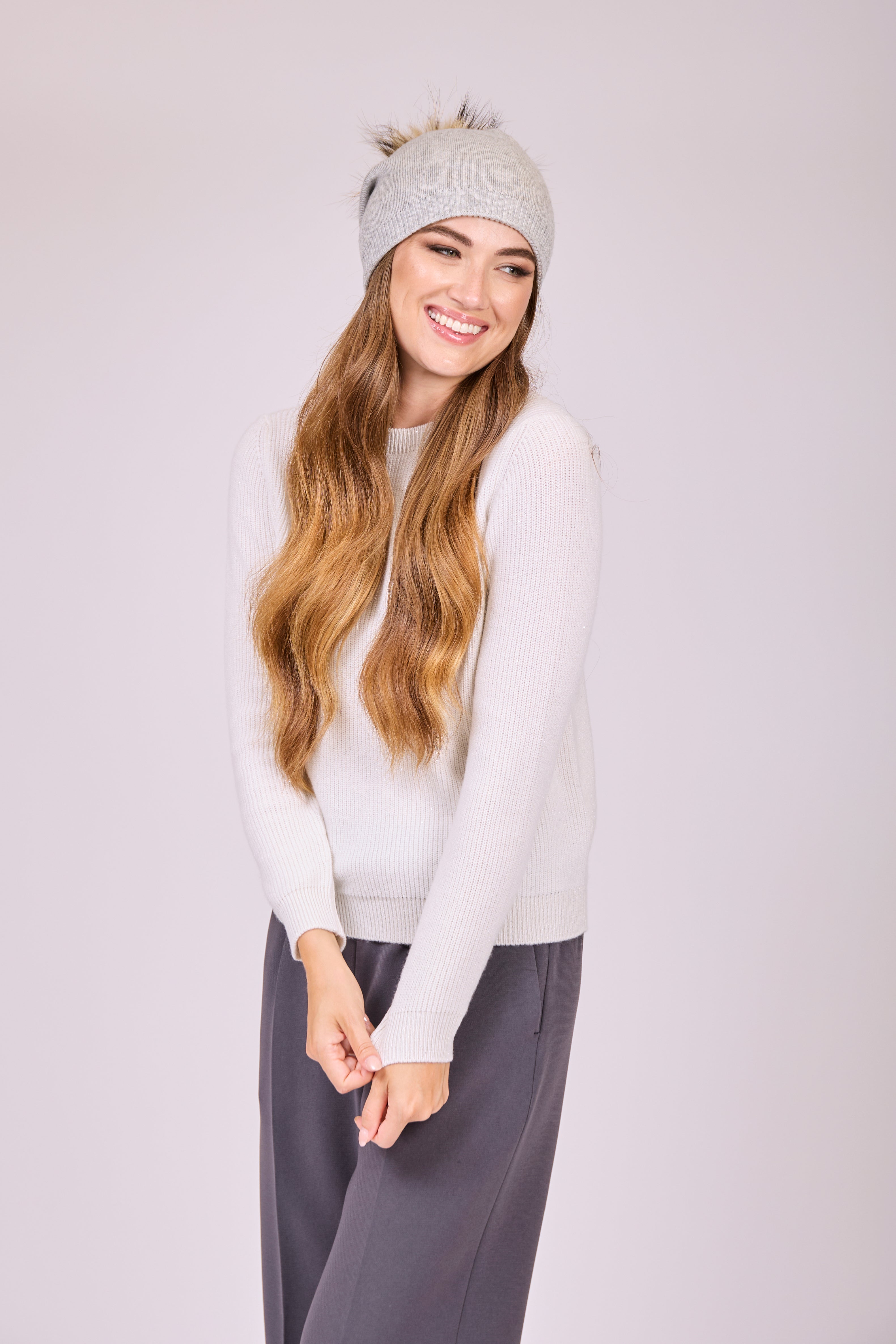 Bonnet à pompon en cachemire gris clair