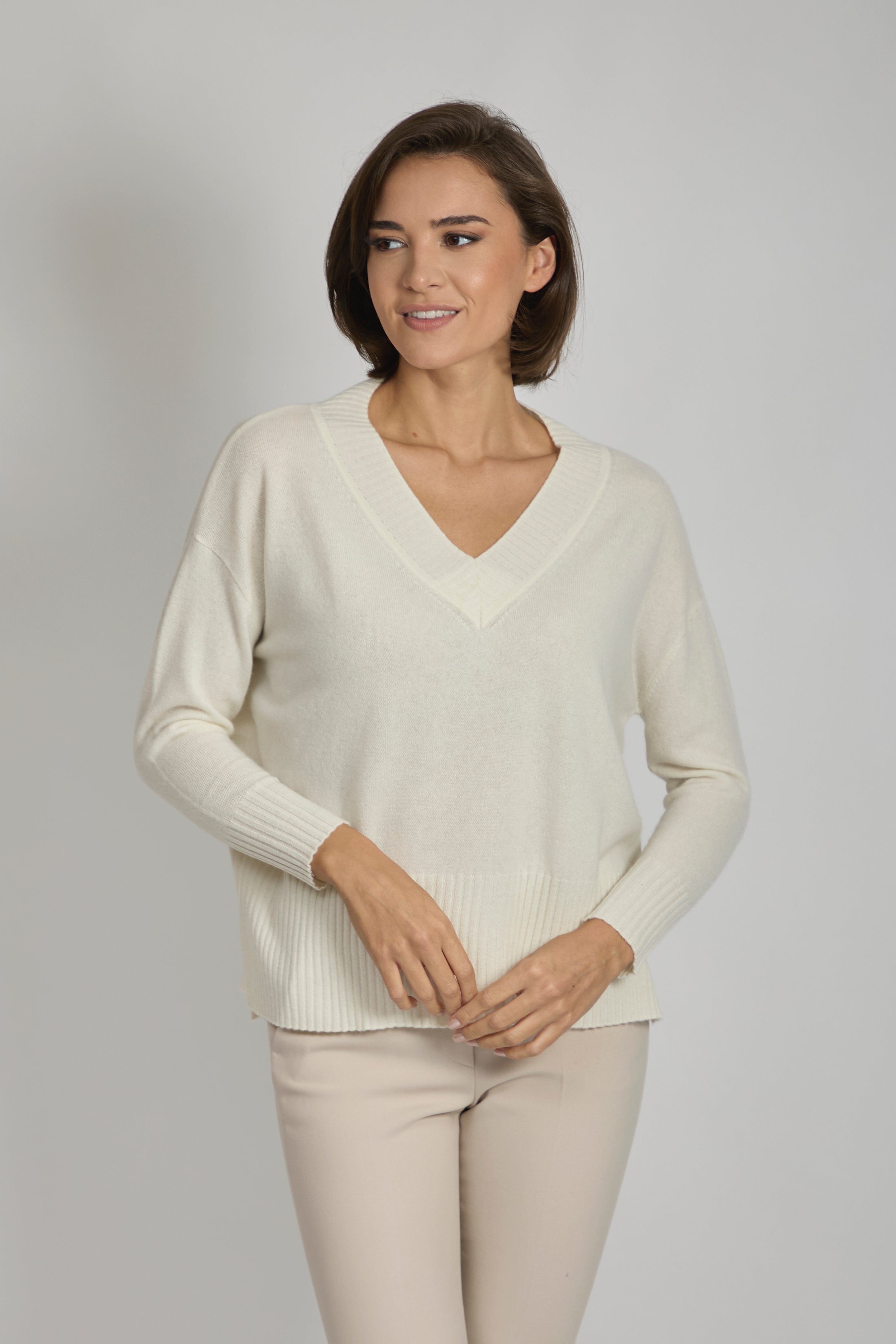 Pull col V en cachemire crème