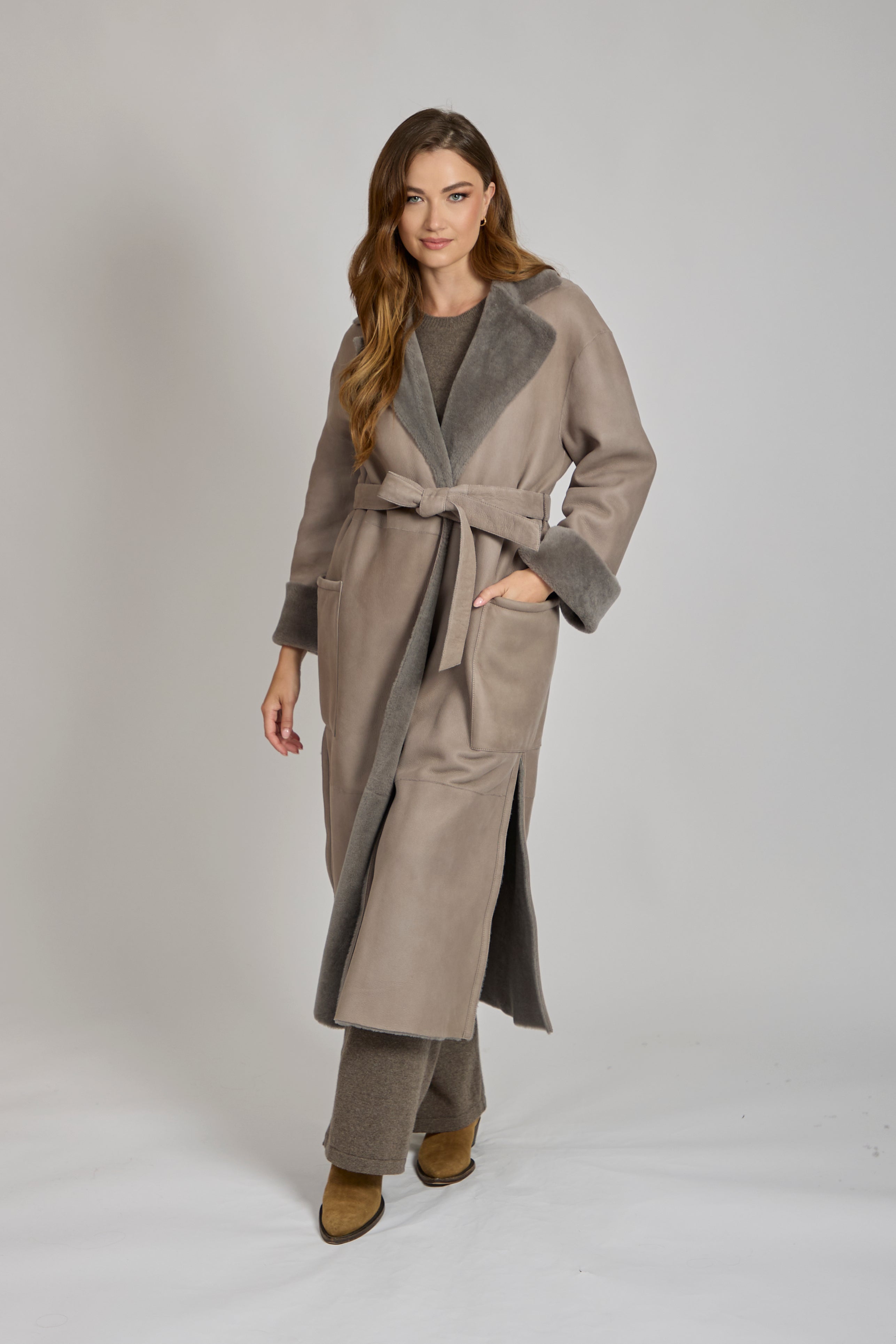 Manteau long en peau lainée taupe