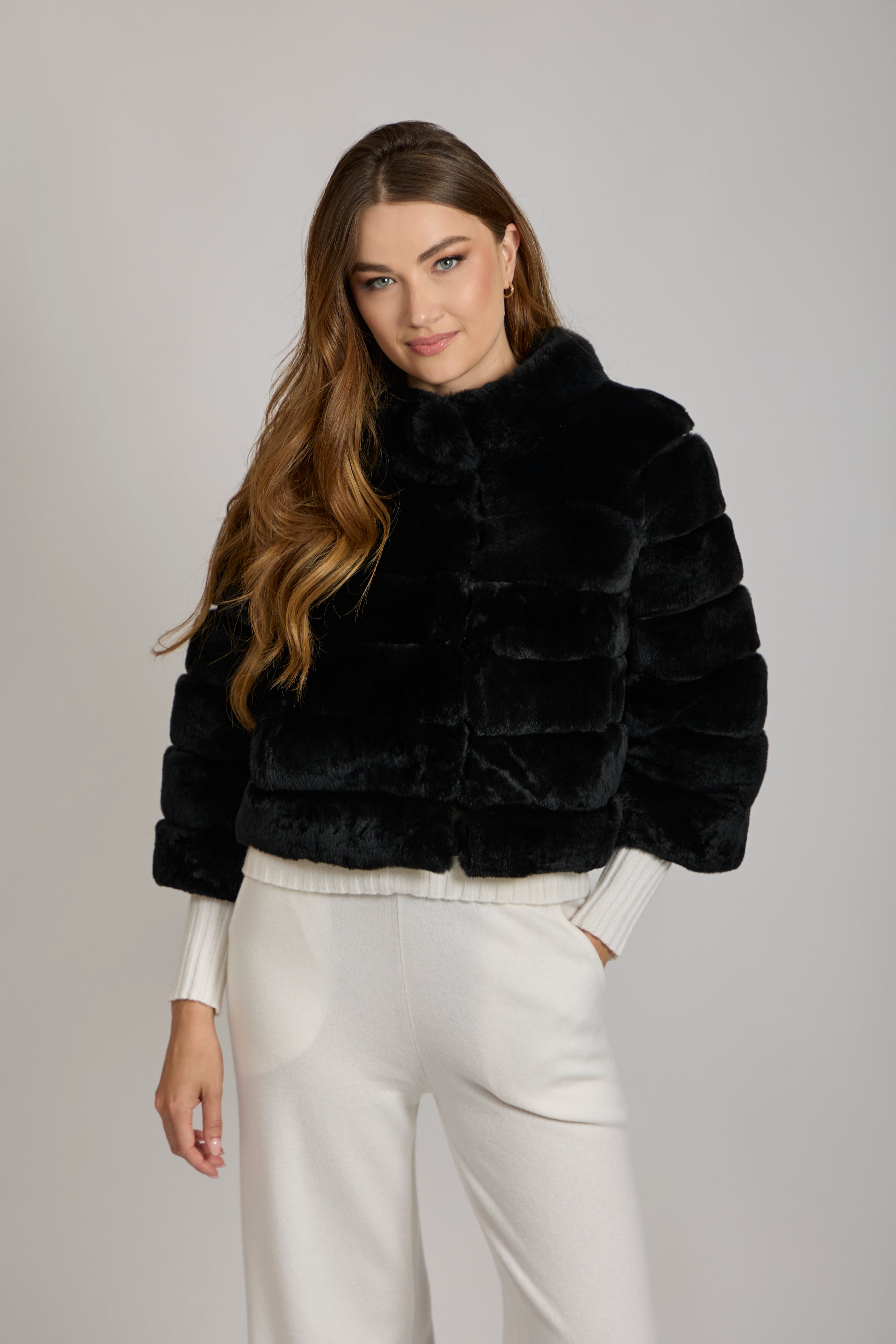 Veste courte en fourrure de rex noire