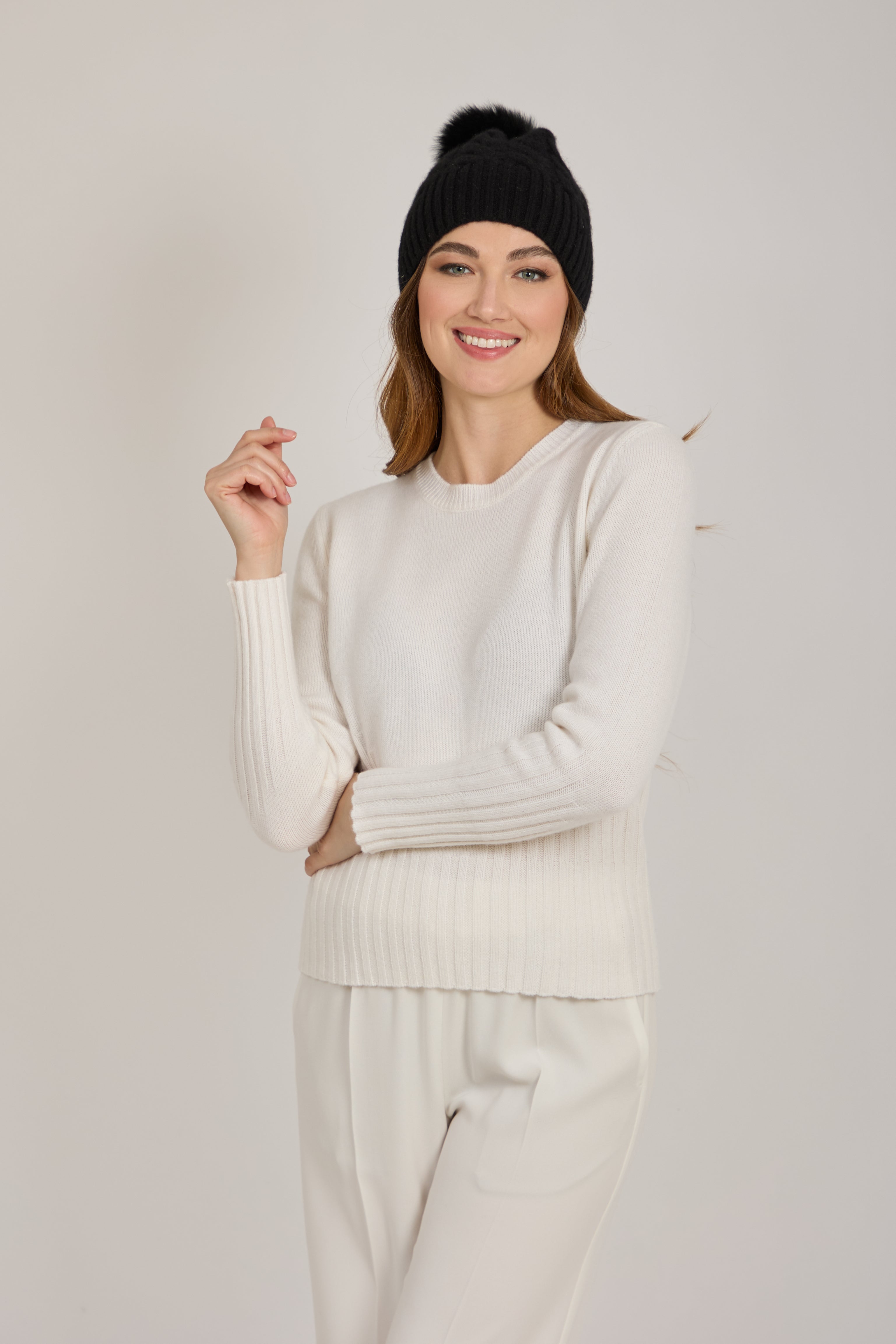 CASHMERE HAT WITH FOX POMPOM-BLACK