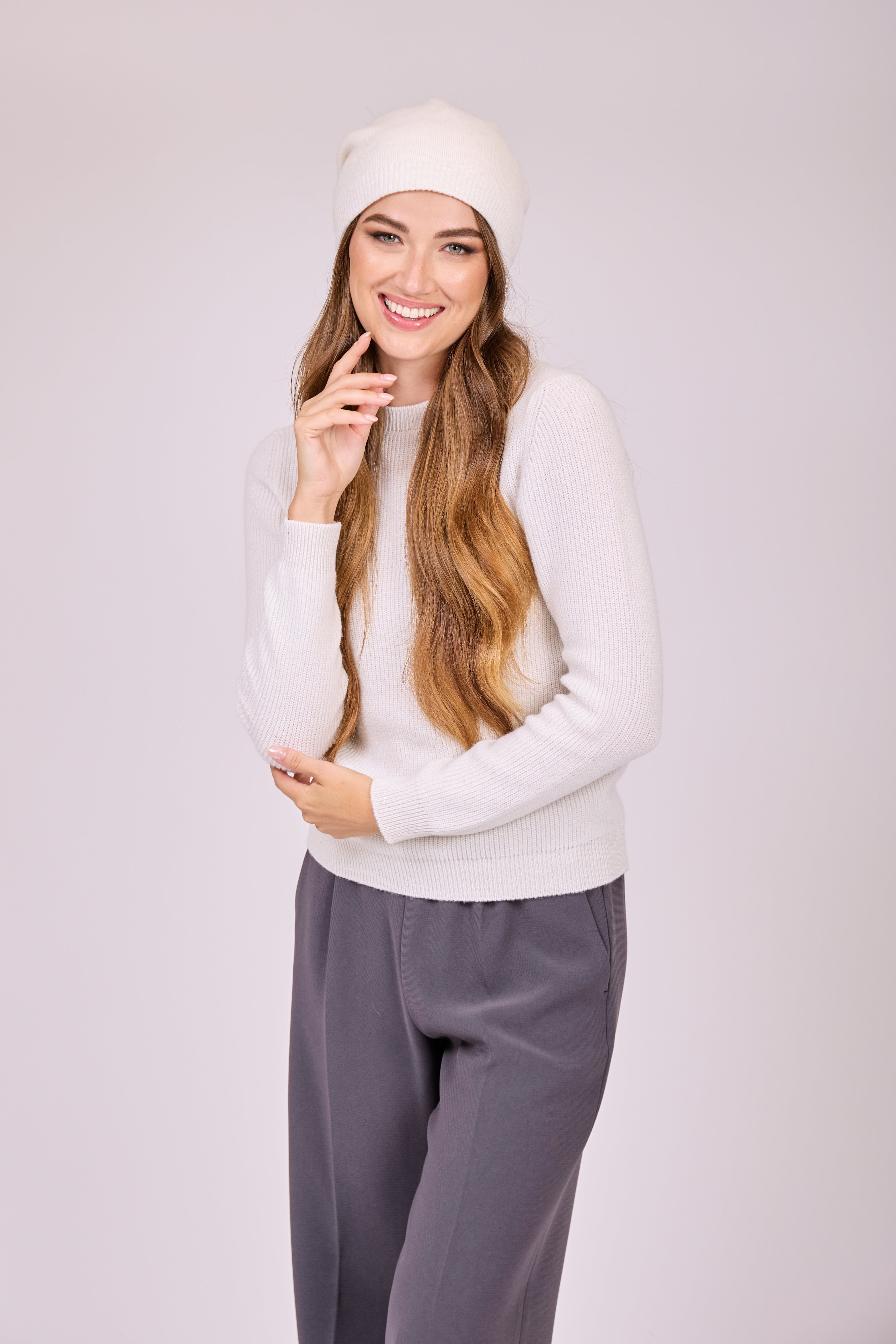 Divine Cashmere off white cashmere beanie with pom-pom