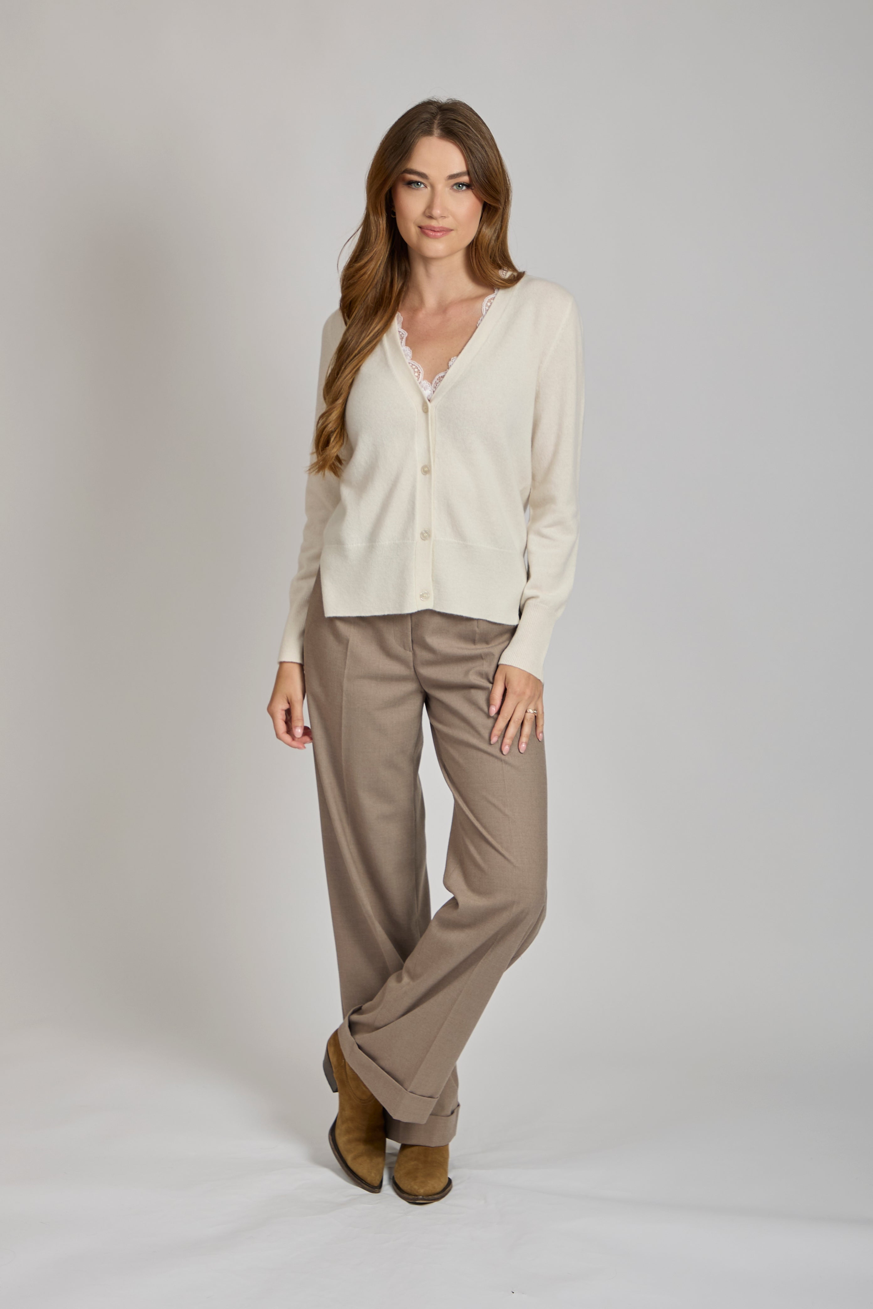 Divine Cashmere cardigan in soft cashmere with V-neck, button front and long sleeves, relaxed fit