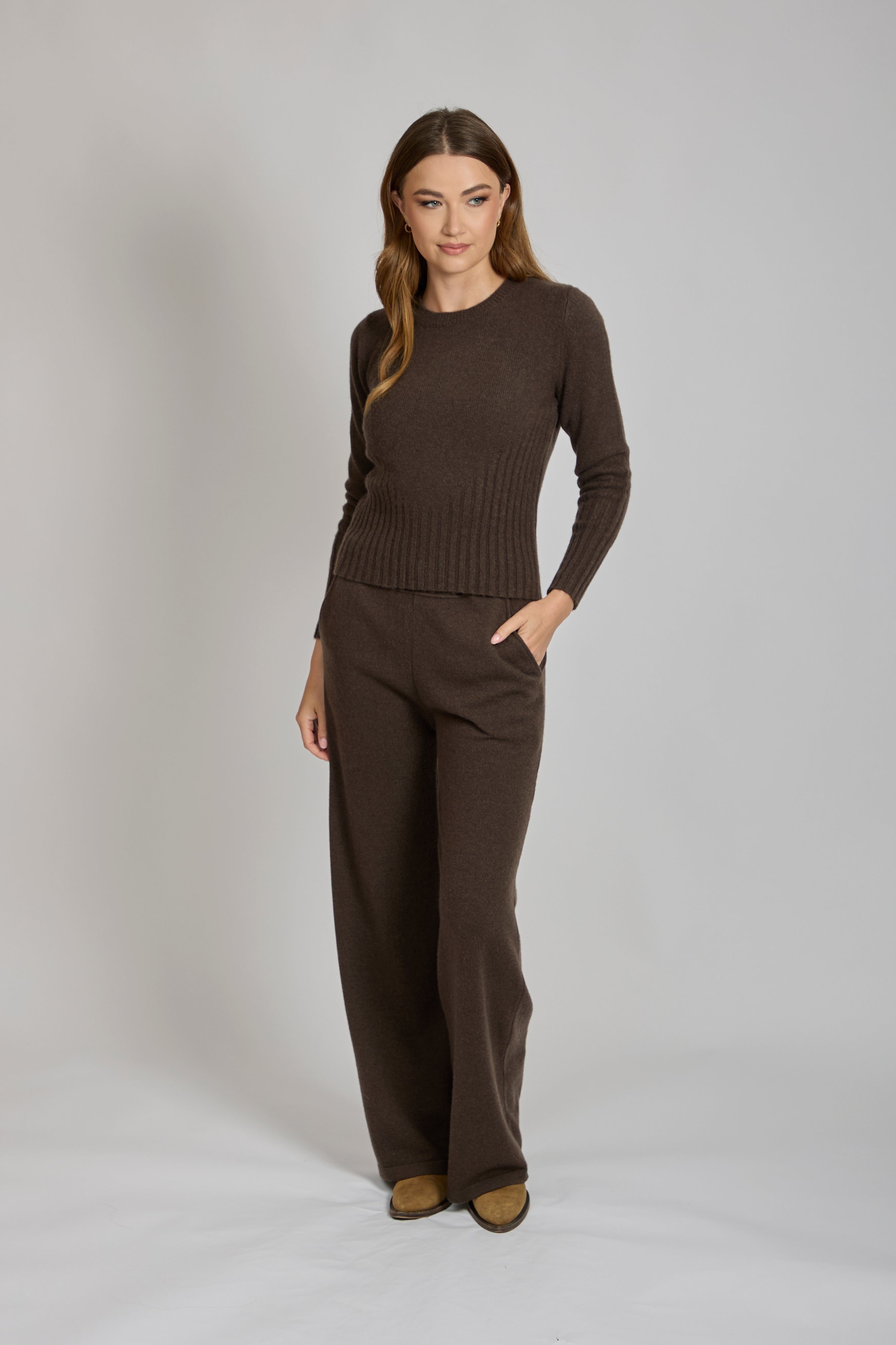Divine Cashmere crew neck sweater in cashmere with a classic cut and long sleeves.