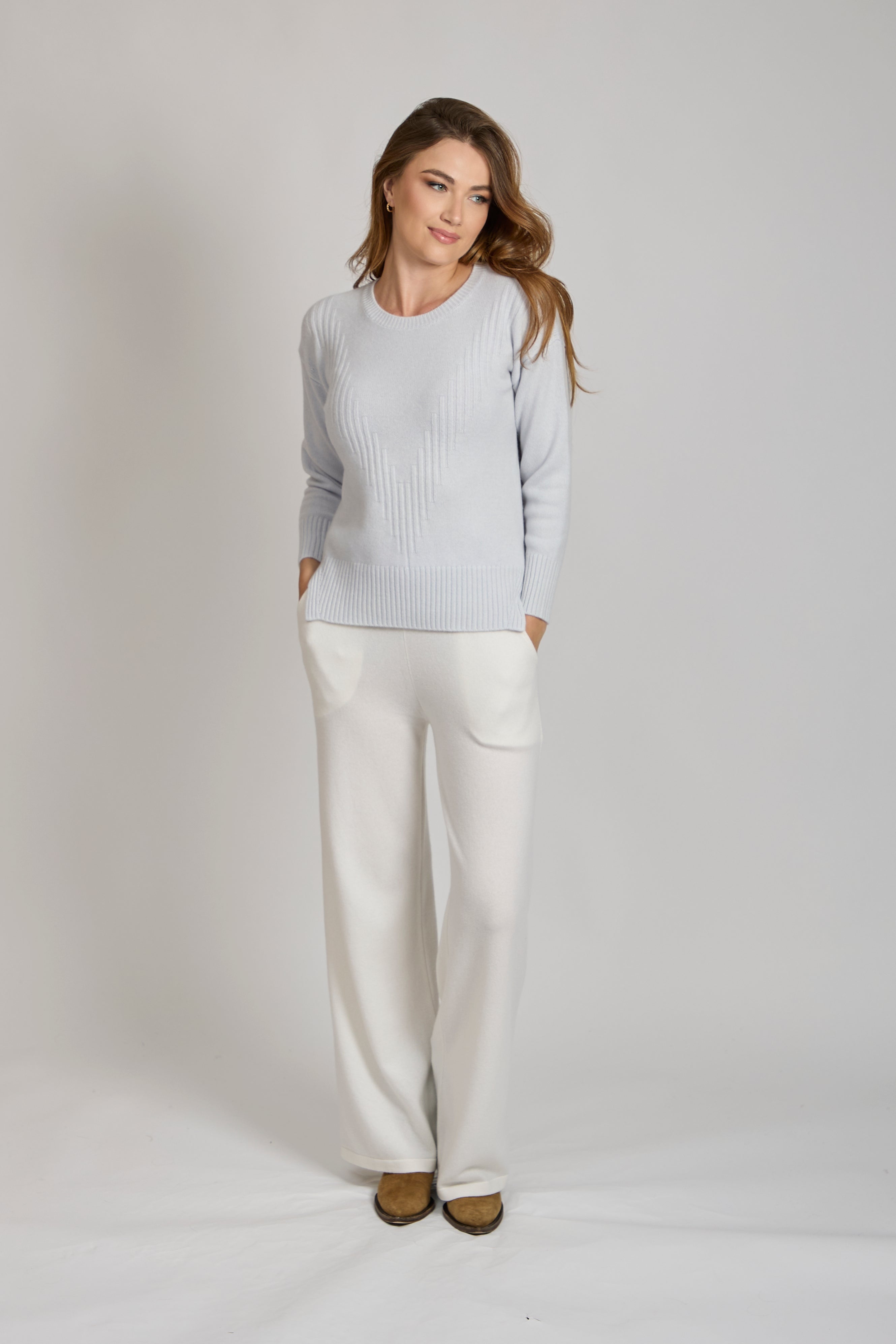 Cashmere crew neck sweater with ribbed neckline, cuffs and hem, long sleeves and classic straight fit