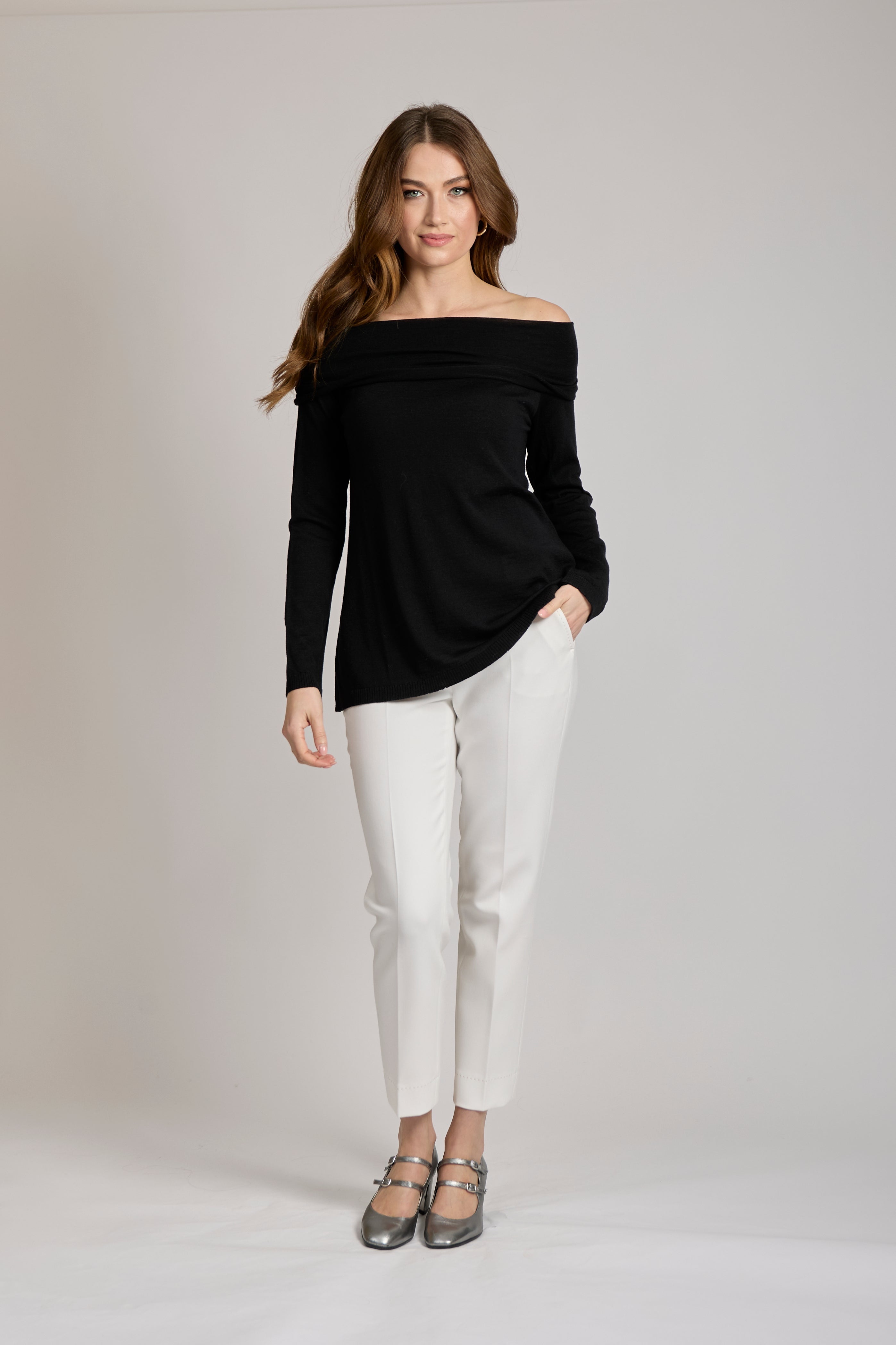 Divine Cashmere crewneck knit top in cashmere with ribbed cuffs and hem and a relaxed silhouette