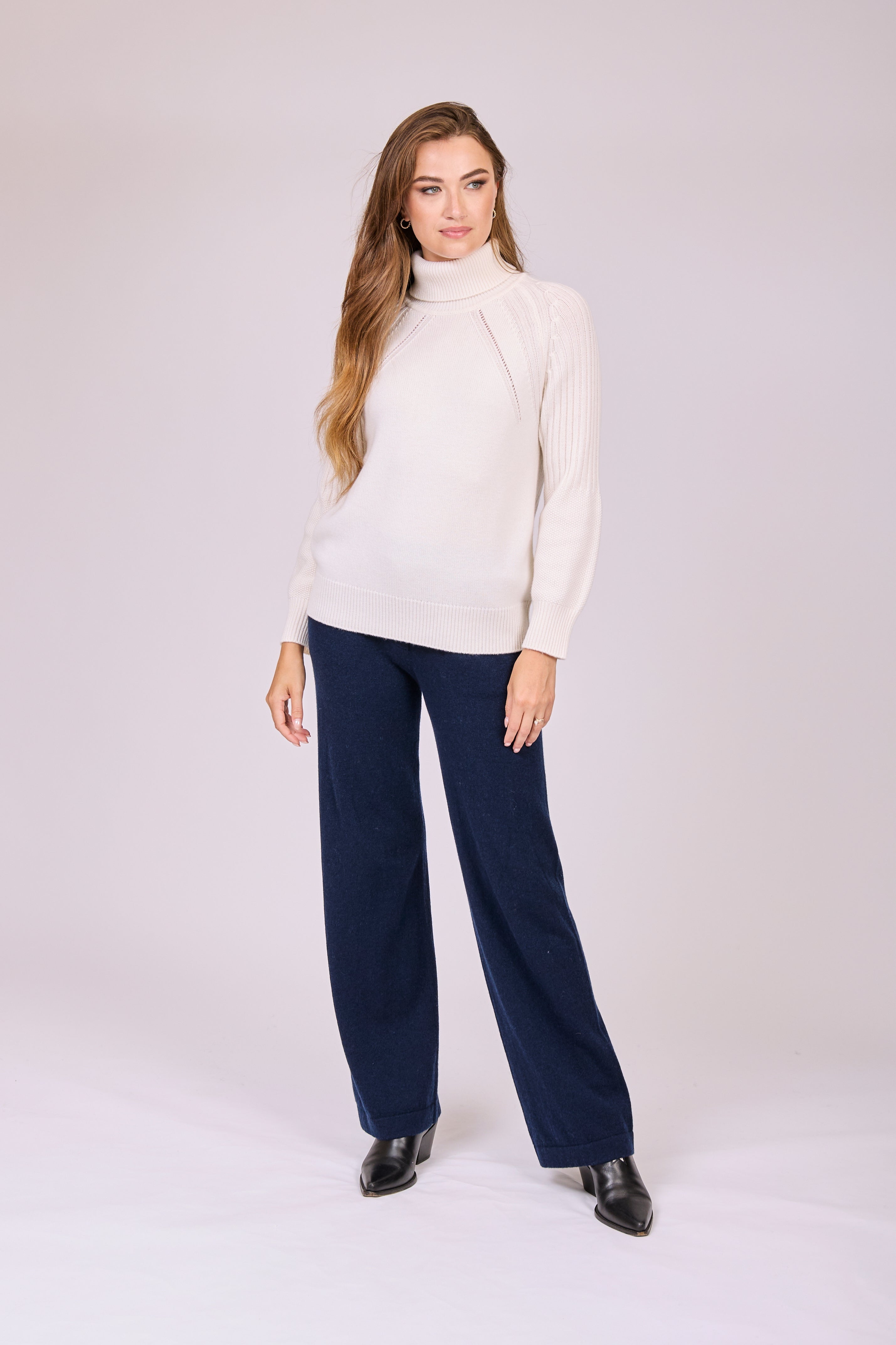 Cashmere knit trousers with high-rise waist, straight leg and ribbed waistband