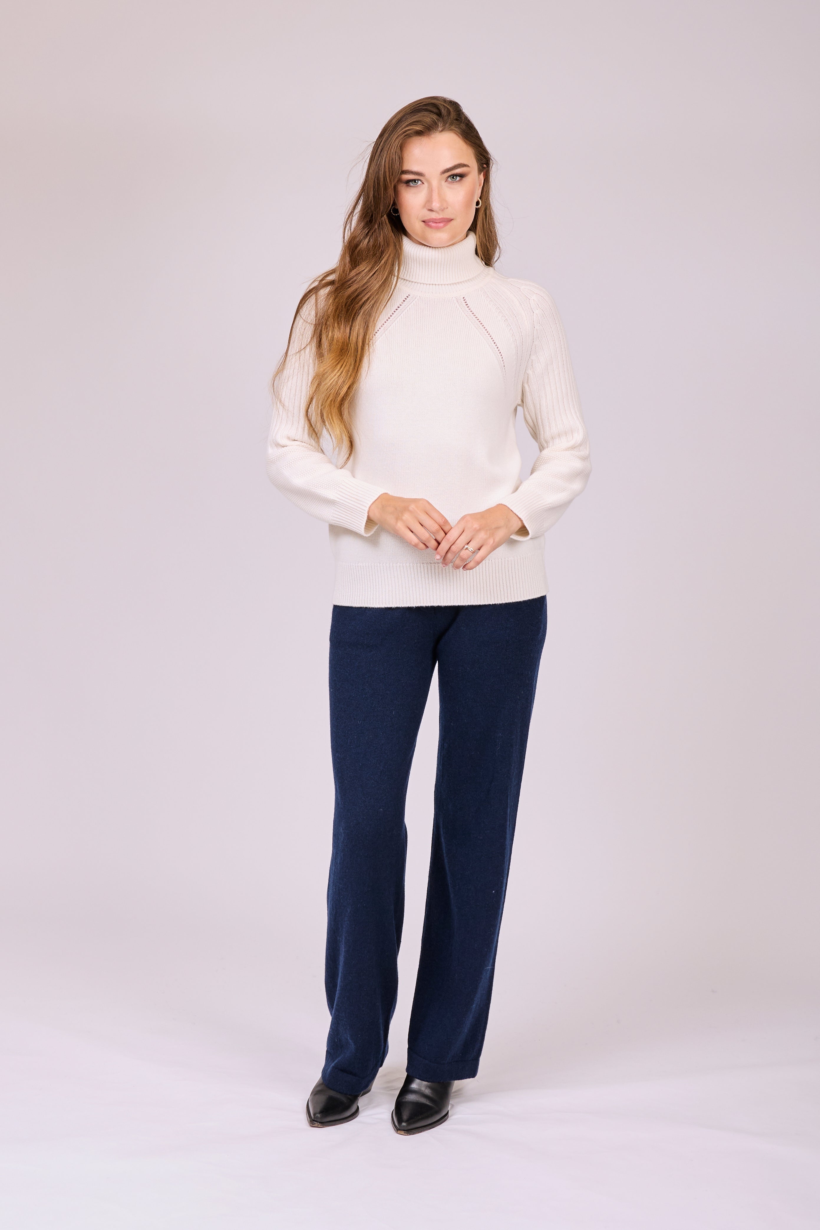 Navy cashmere knit trousers in a full-length knit silhouette with clean lines