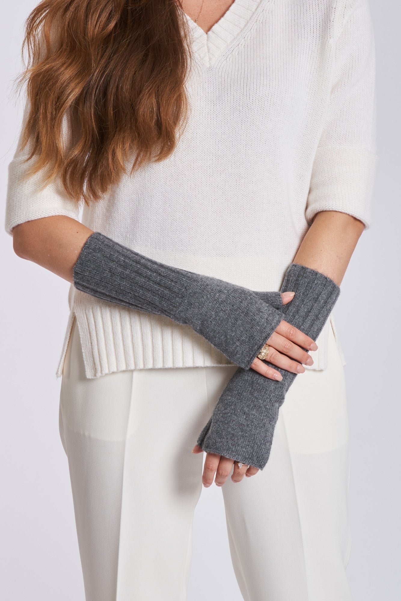 Pair of Divine Cashmere mittens in cashmere with soft knit texture, classic rounded shape and fitted wrist