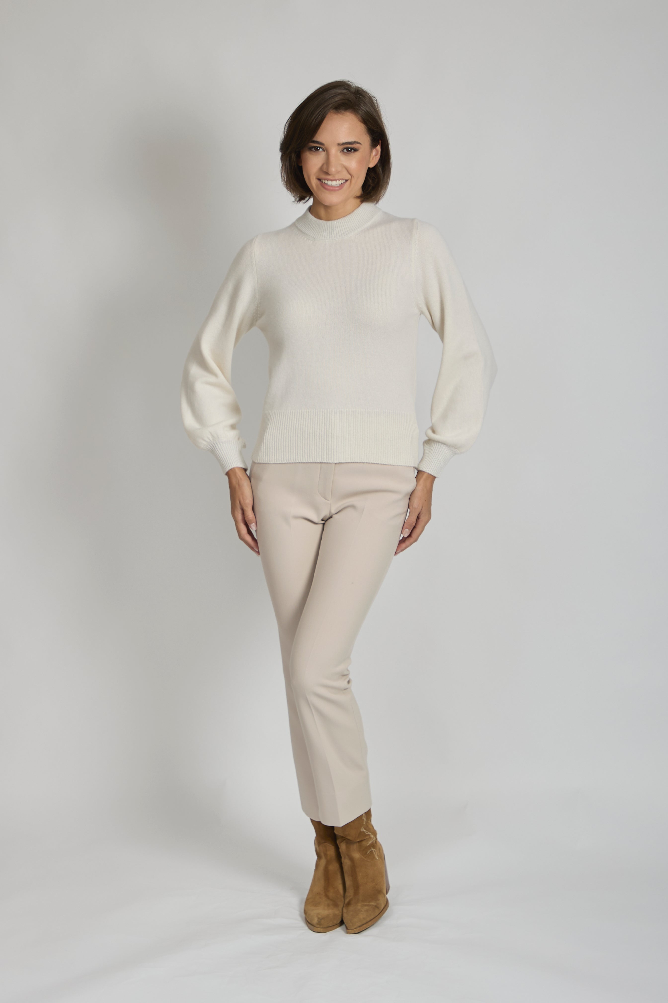 Cashmere round-neck sweater in latte