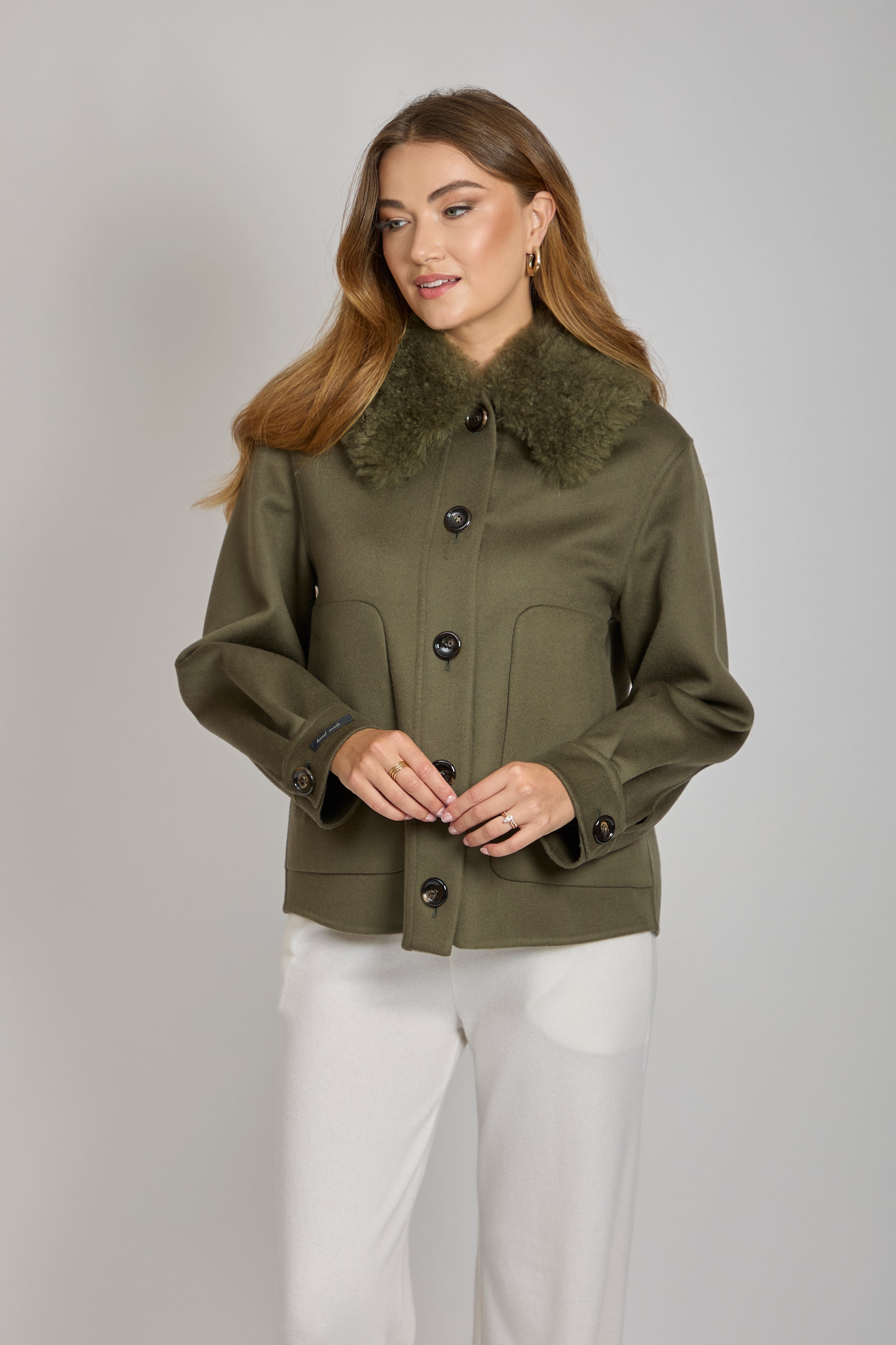 Short cashmere jacket with detachable collar and cropped silhouette