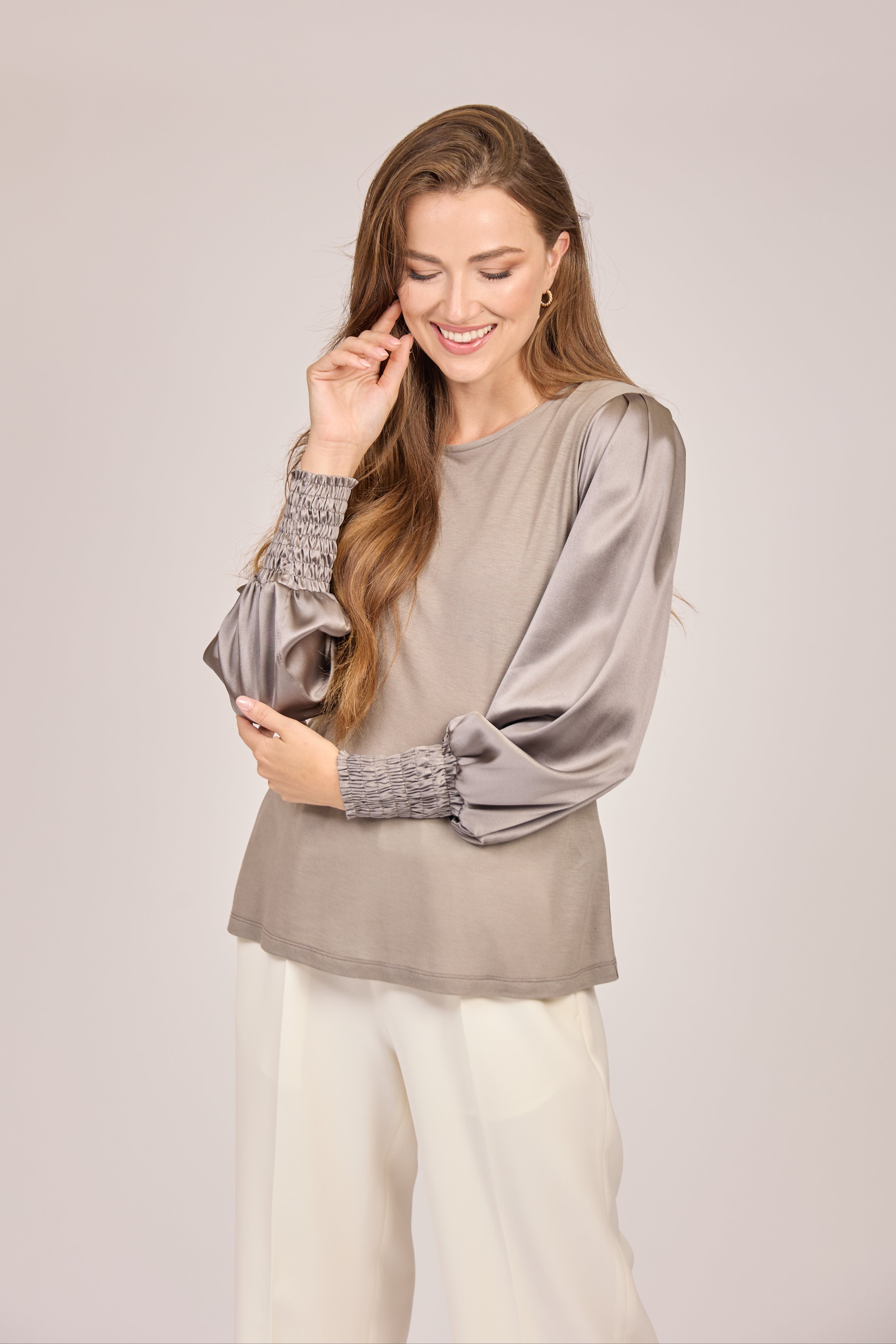 Cashmere knit top with silk sleeves in Tortora