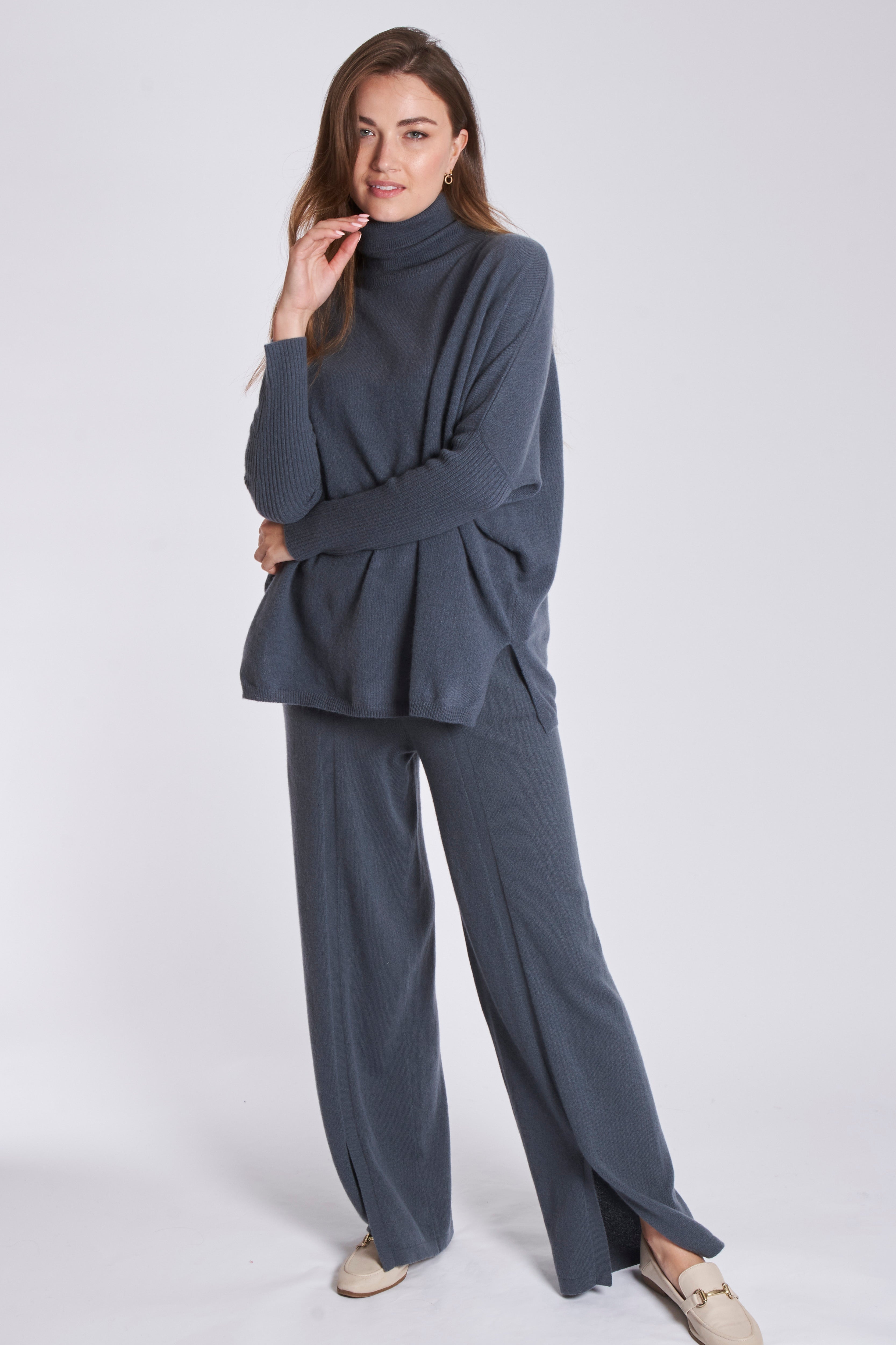 Charbon Grey cashmere trousers with a tailored silhouette and clean lines