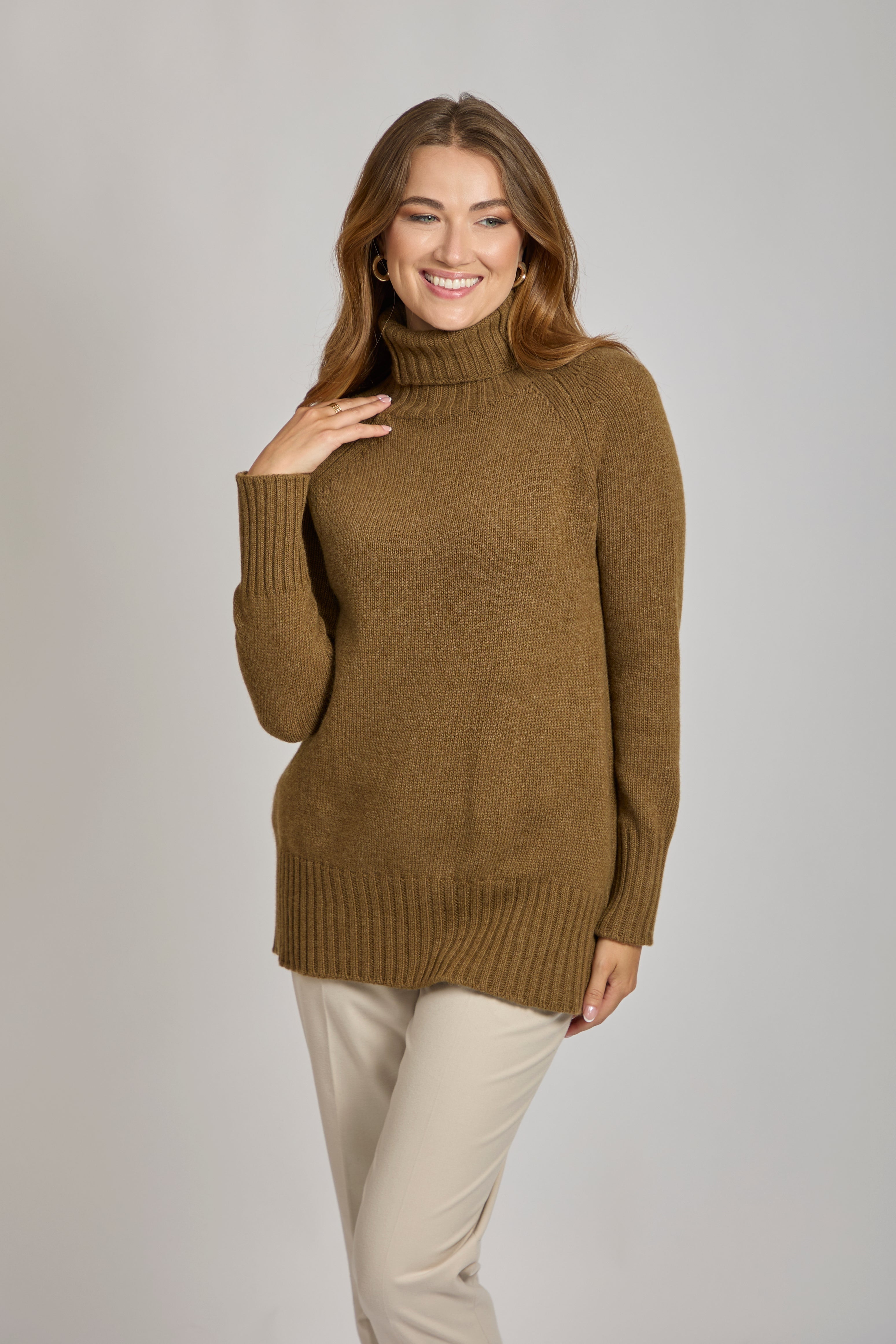 Bronze cashmere turtleneck jumper with ribbed neckline and hem