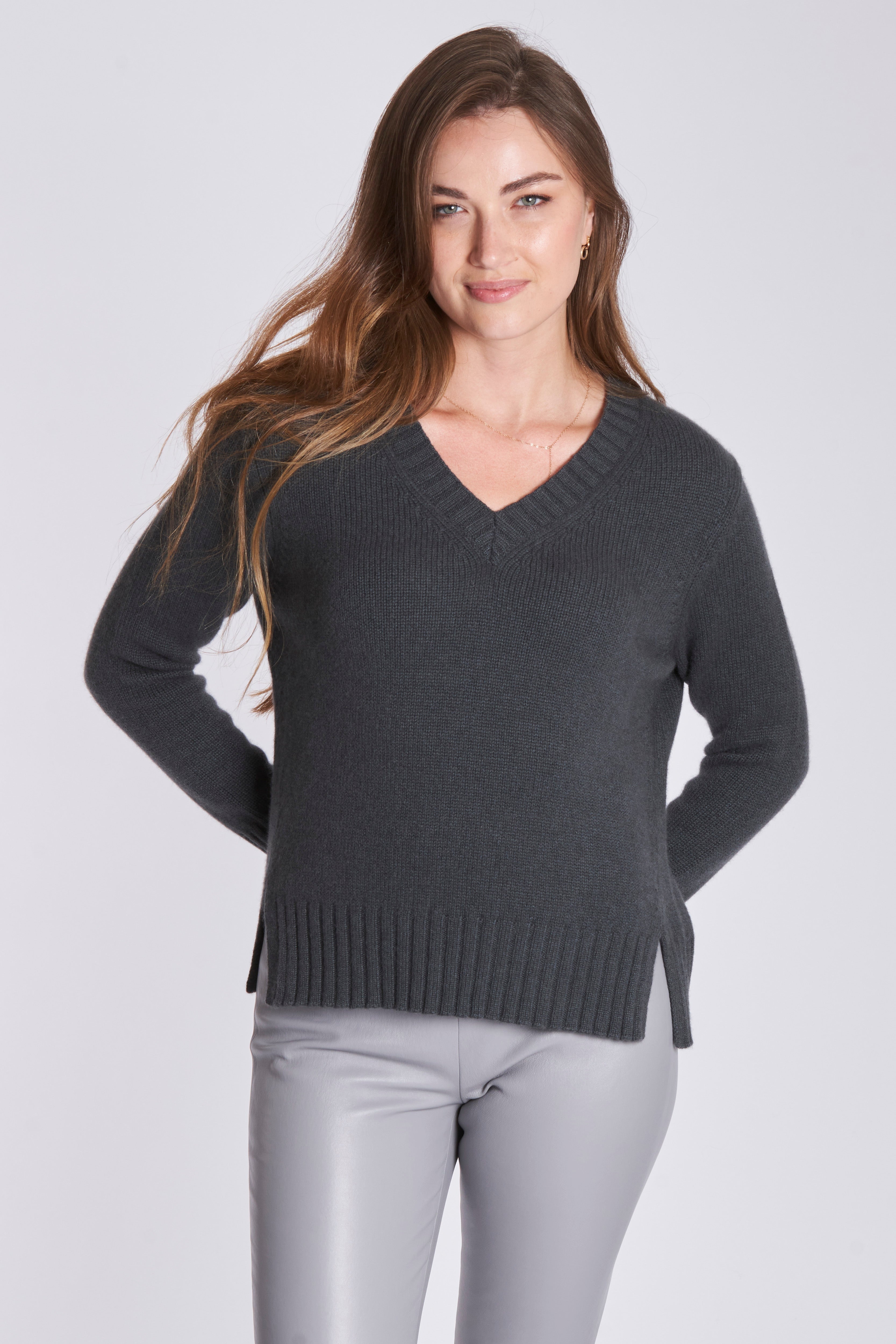 Cashmere V-neck jumper in Duck Grey, long-sleeve knit