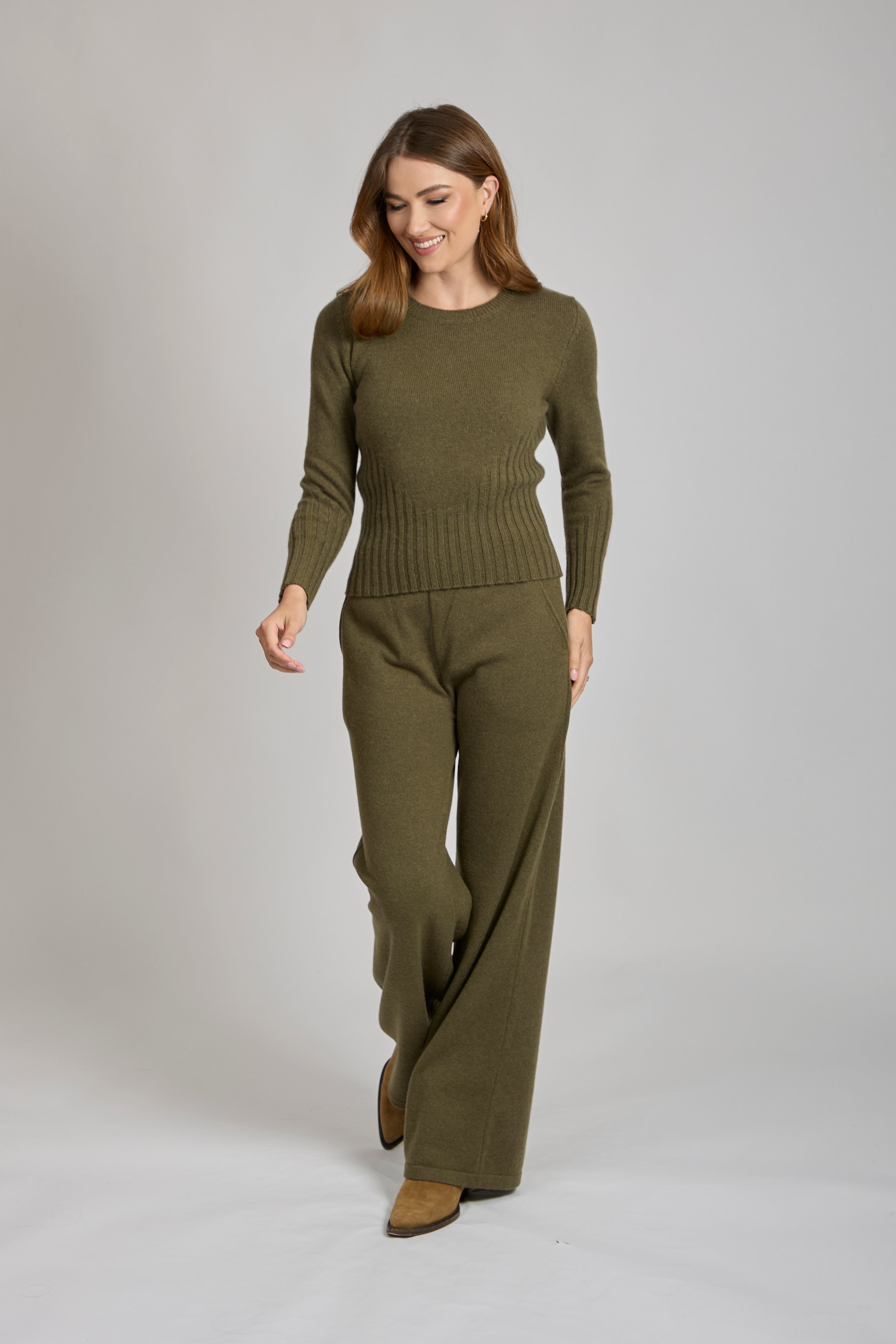 Classic cashmere crew neck jumper, fine knit and regular fit