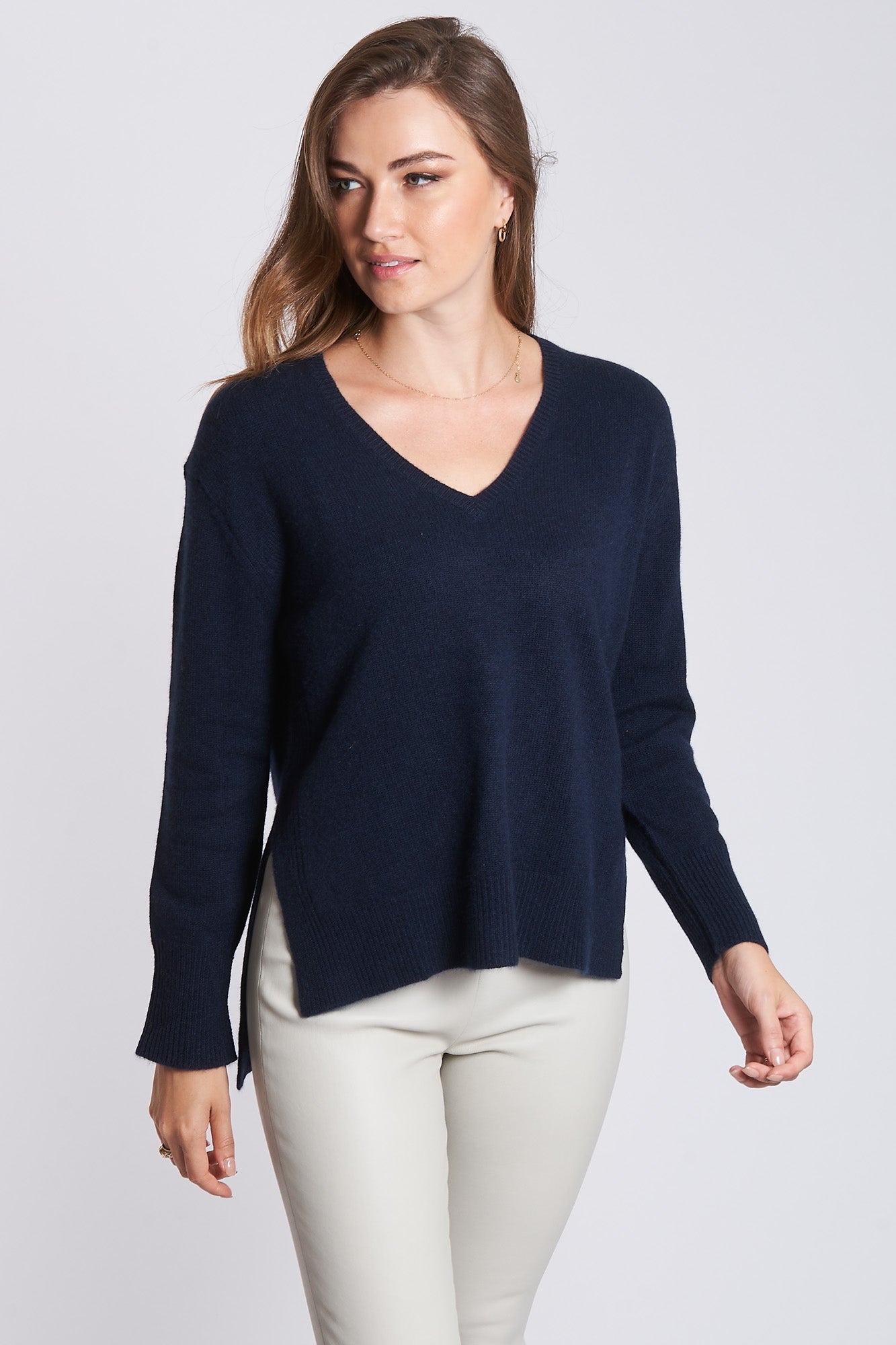 Divine Cashmere classic crew neck jumper in cashmere, fine knit with ribbed neckline, cuffs and hem, relaxed long-sleeve fit