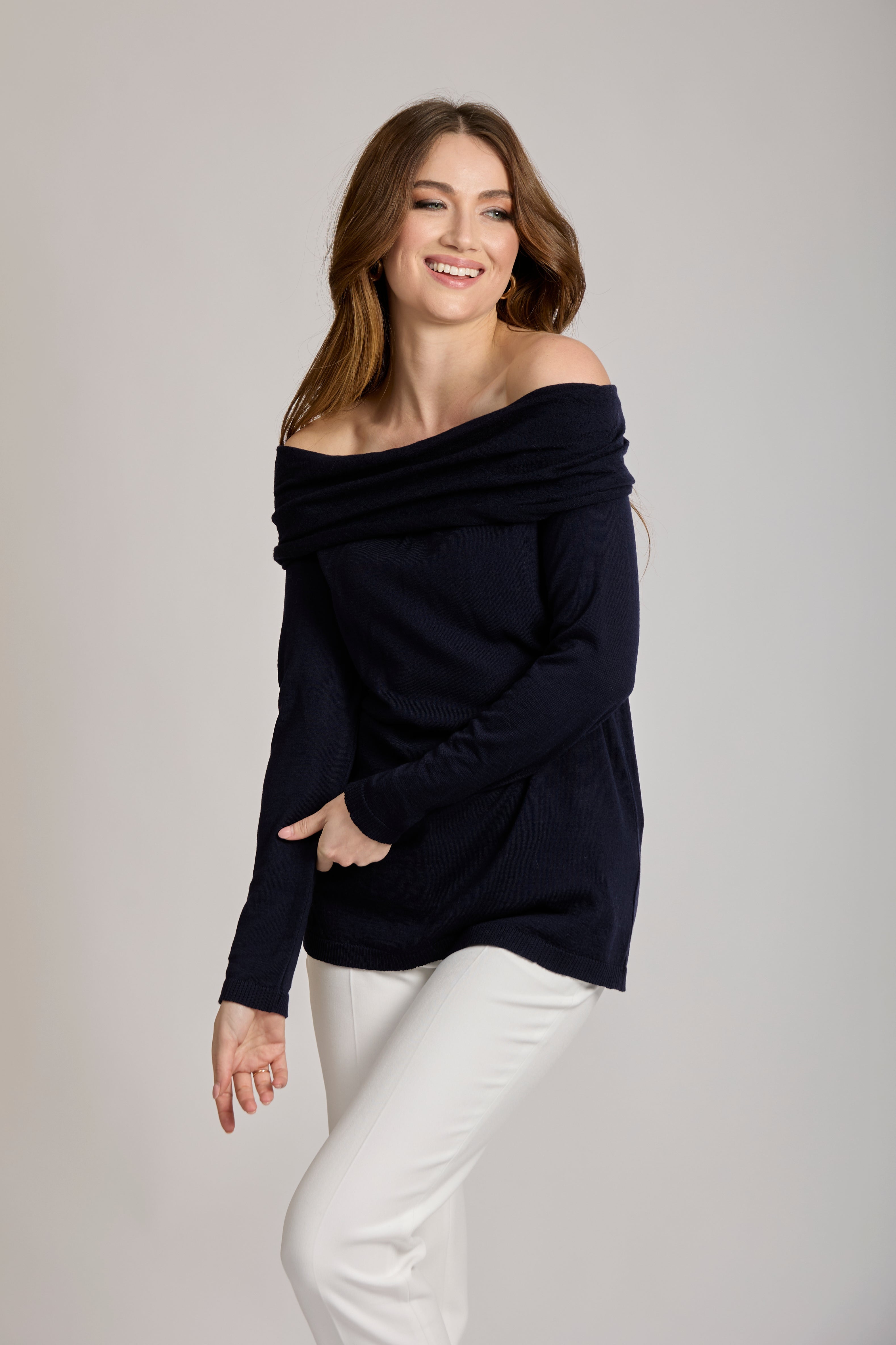 Divine Cashmere crewneck sweater in cashmere with ribbed collar and cuffs, regular fit.