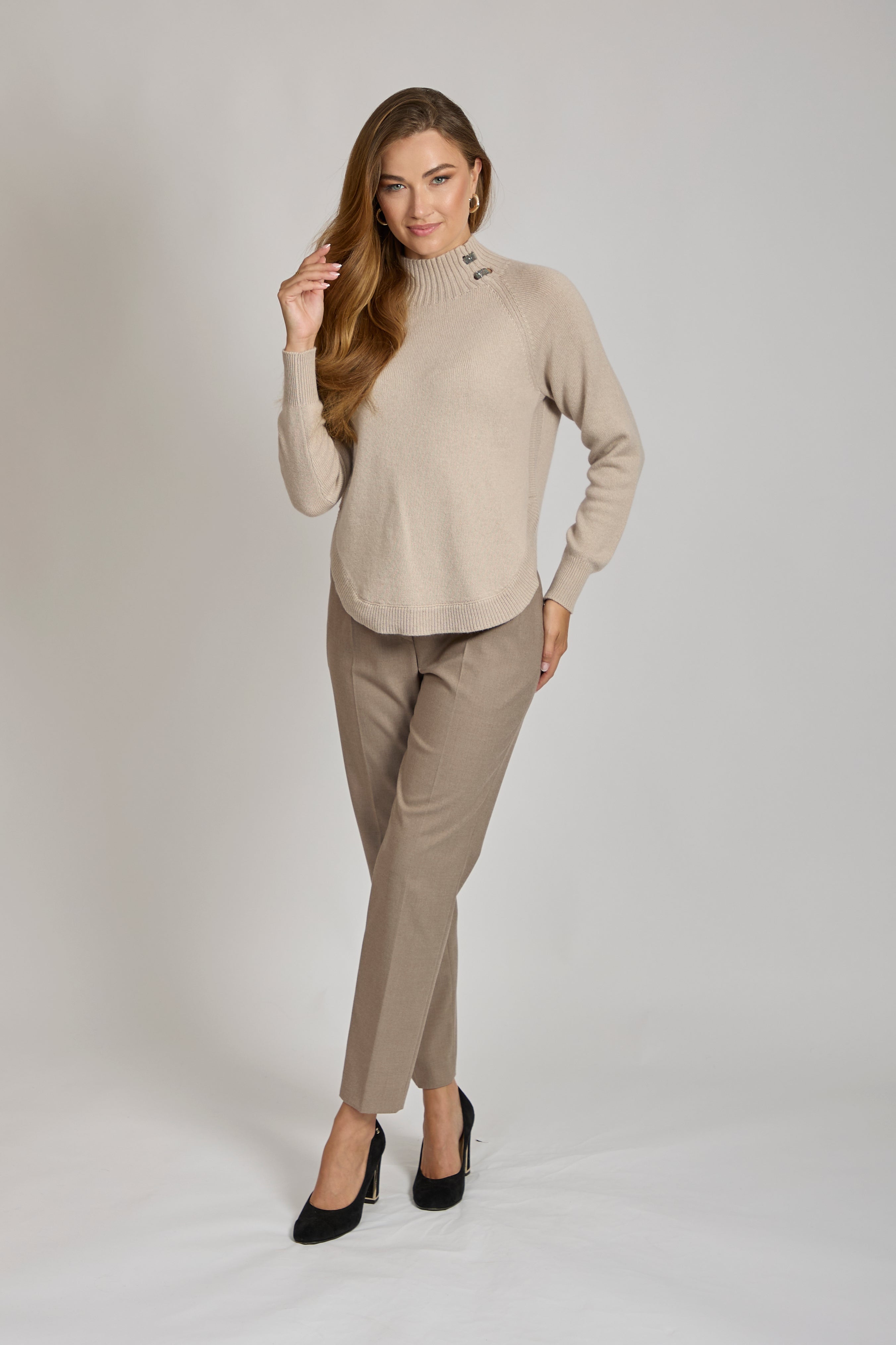 High-neck cashmere jumper with ribbed collar and long sleeves, relaxed fit.