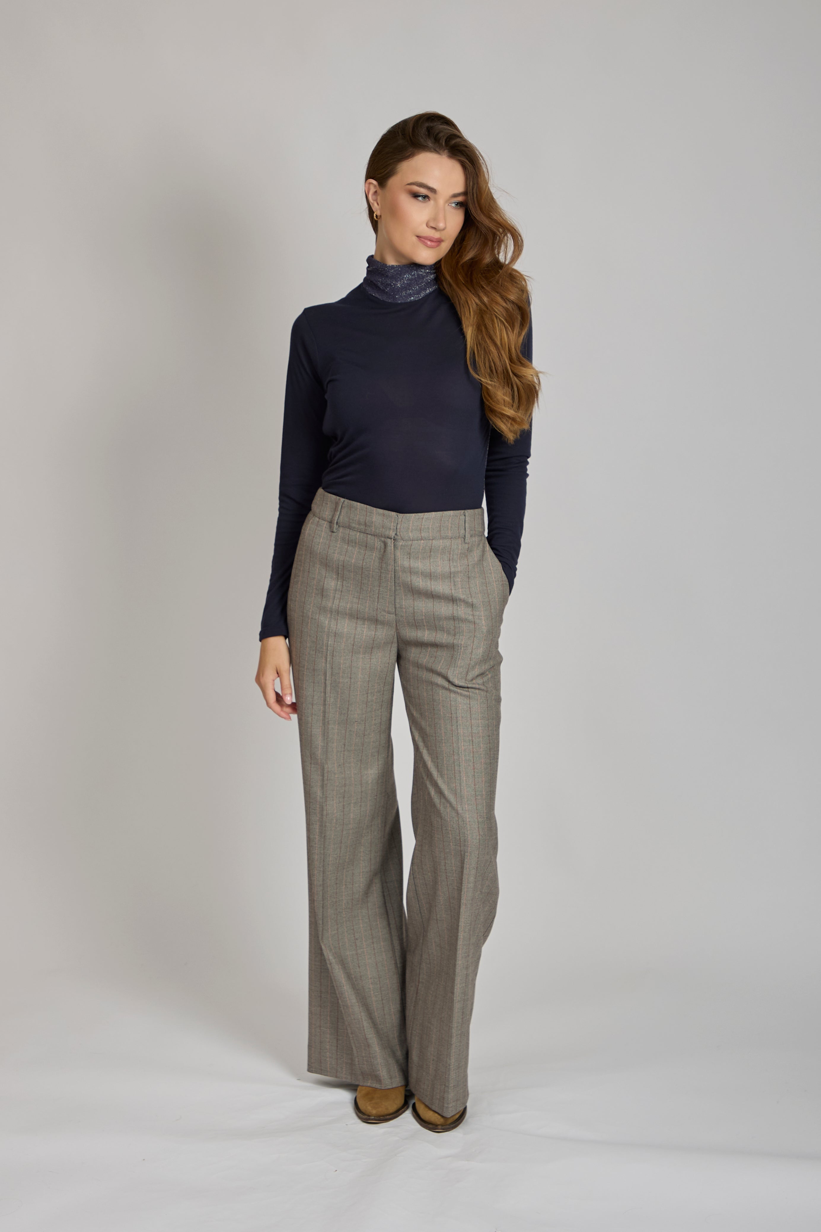 Divine Cashmere pure cashmere turtleneck top with fitted silhouette and long sleeves