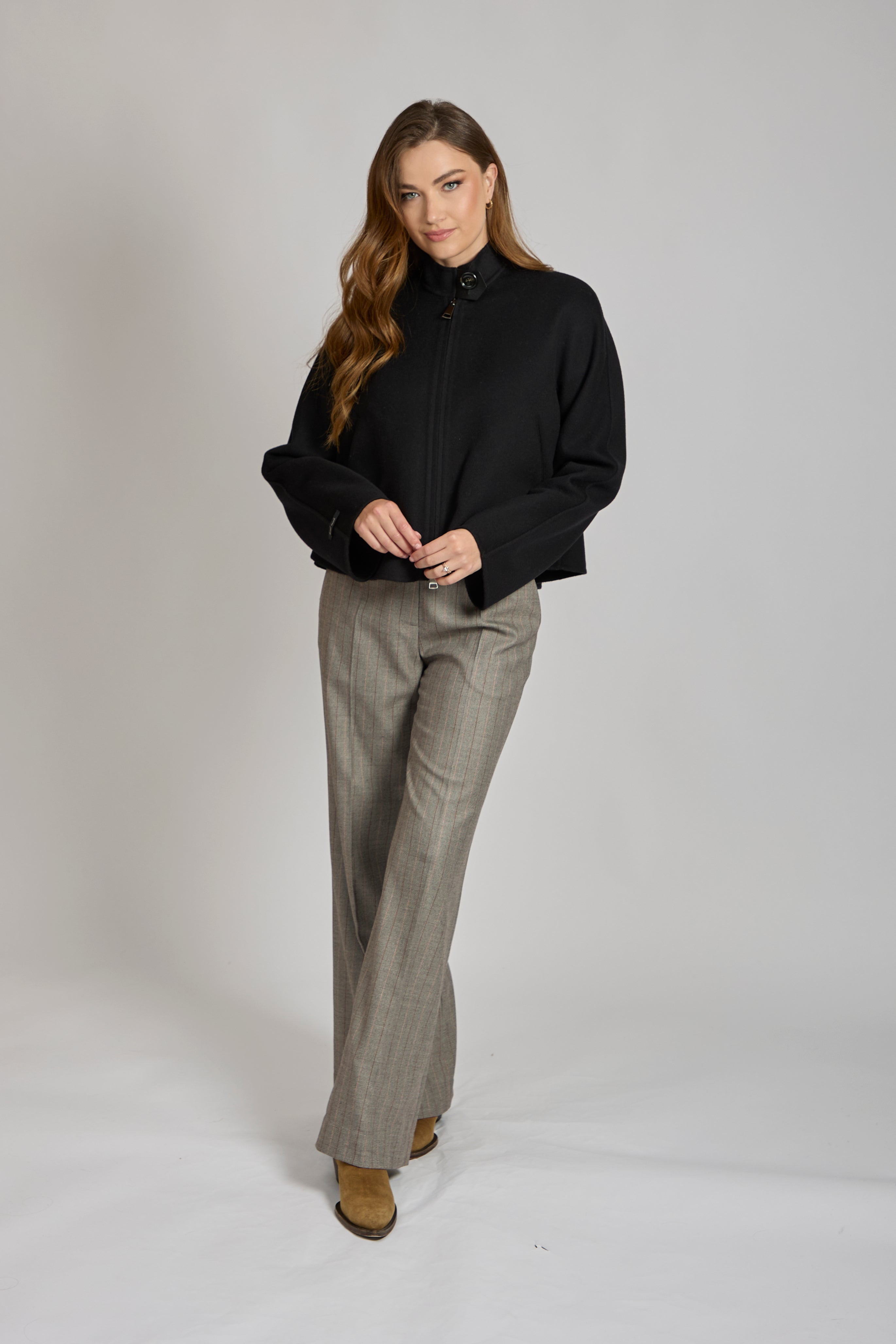 Short cashmere jacket from Divine Cashmere with leather trim, cropped silhouette and front zip closure