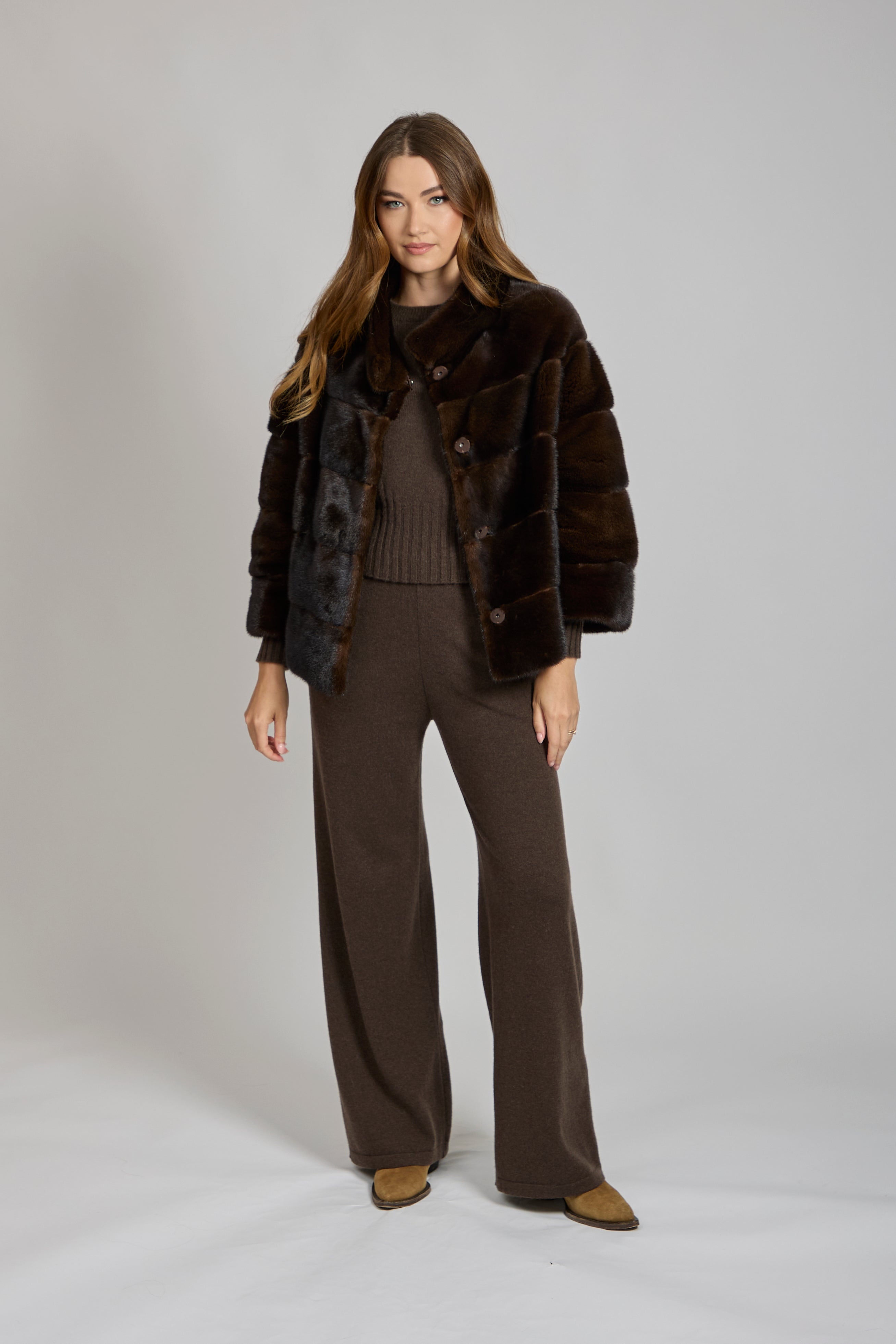 Divine Cashmere short cashmere knit jacket with short silhouette and long sleeves