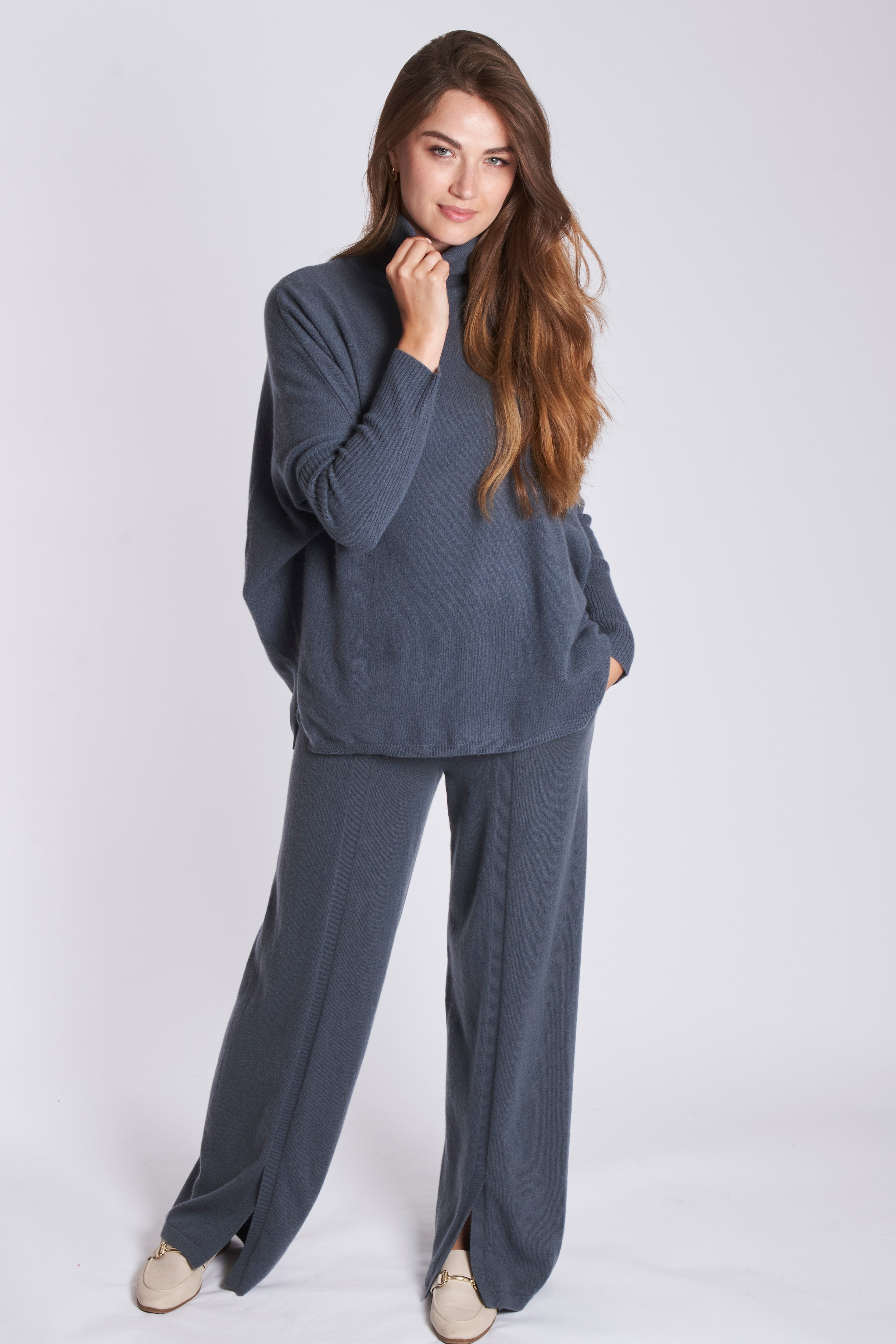 Charbon Grey cashmere trousers with tailored cut and clean front finish.