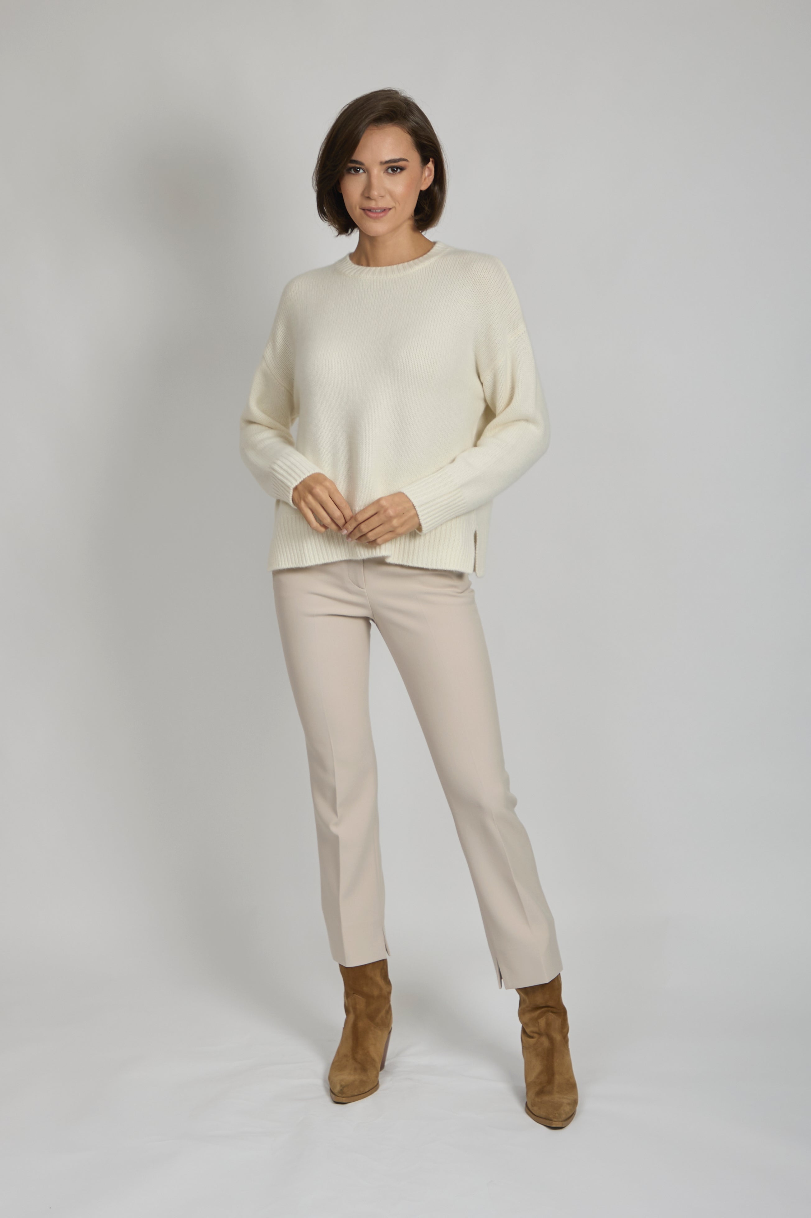 Thick cashmere crew neck jumper with ribbed neckline, cuffs and hem, relaxed boxy fit