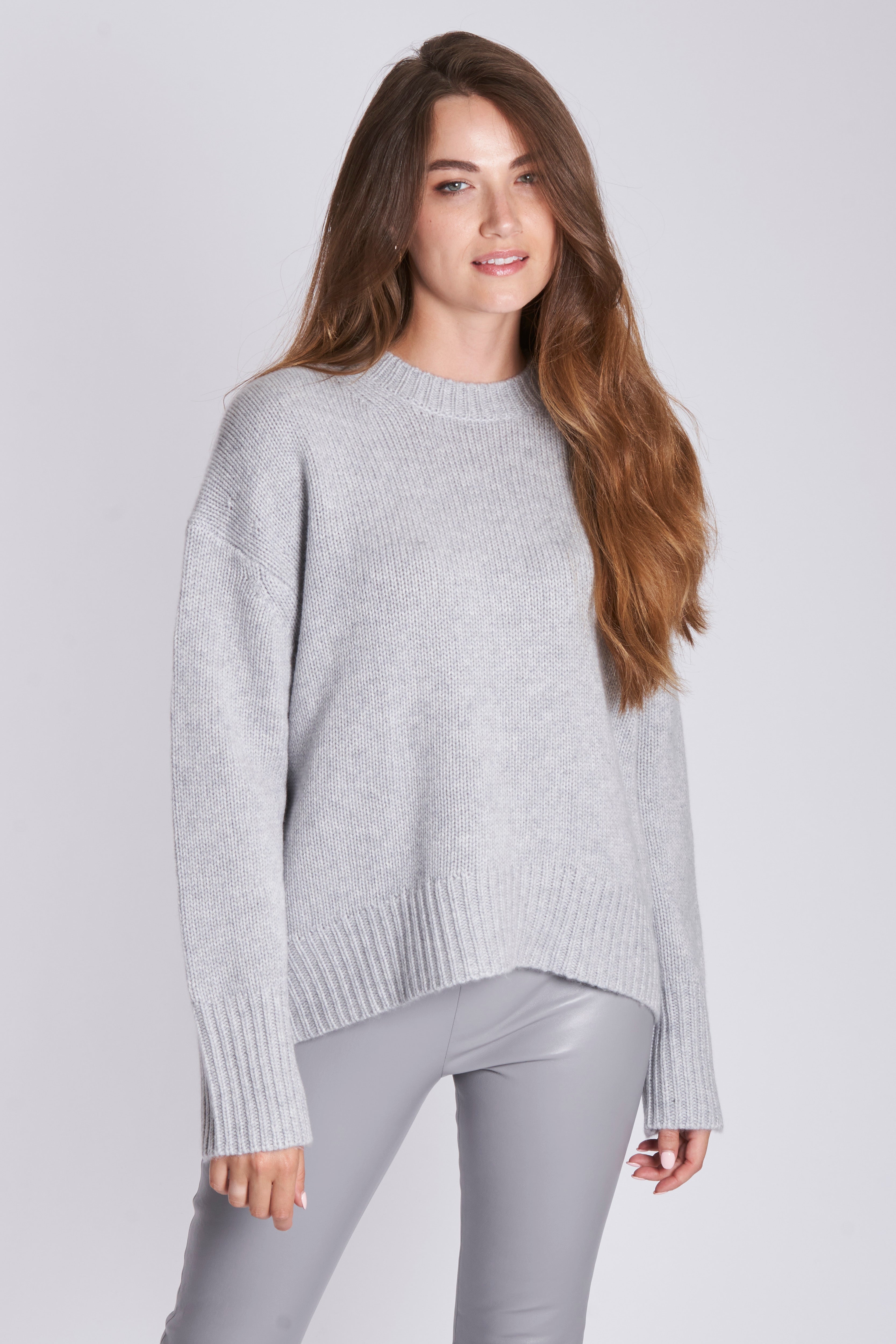 Thick cashmere crew neck jumper in Acier, relaxed fit with ribbed hem and cuffs.