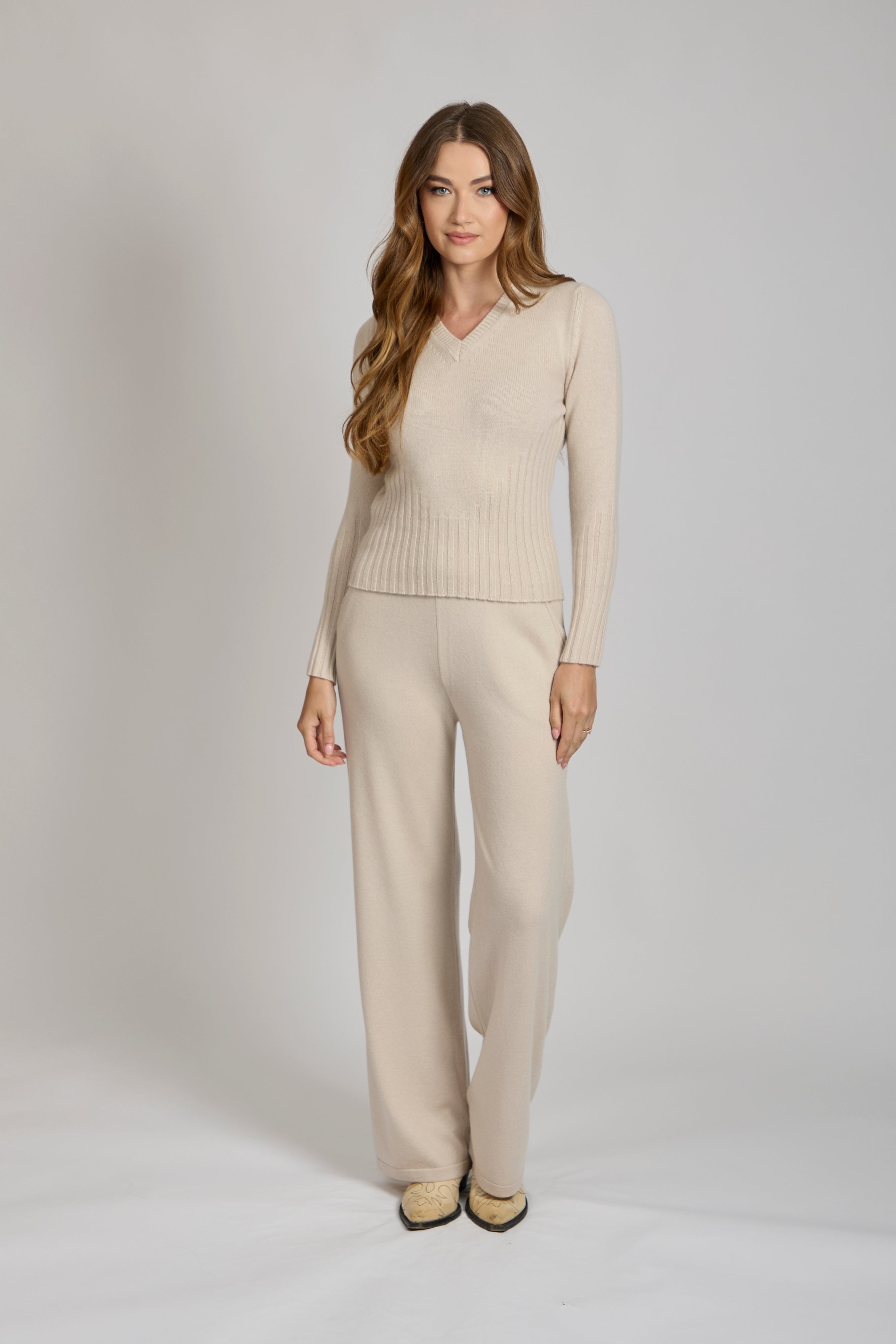 V-neck cashmere jumper with fine knit, ribbed neckline and hem, long sleeves