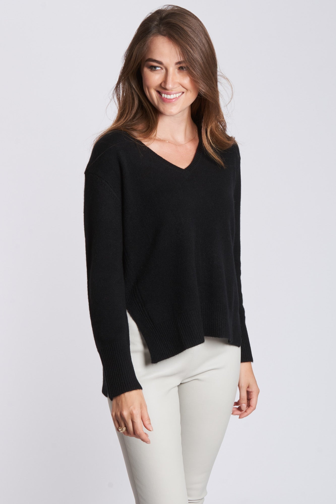 V-neck cashmere sweater with ribbed neckline and hem, long sleeves and classic fit