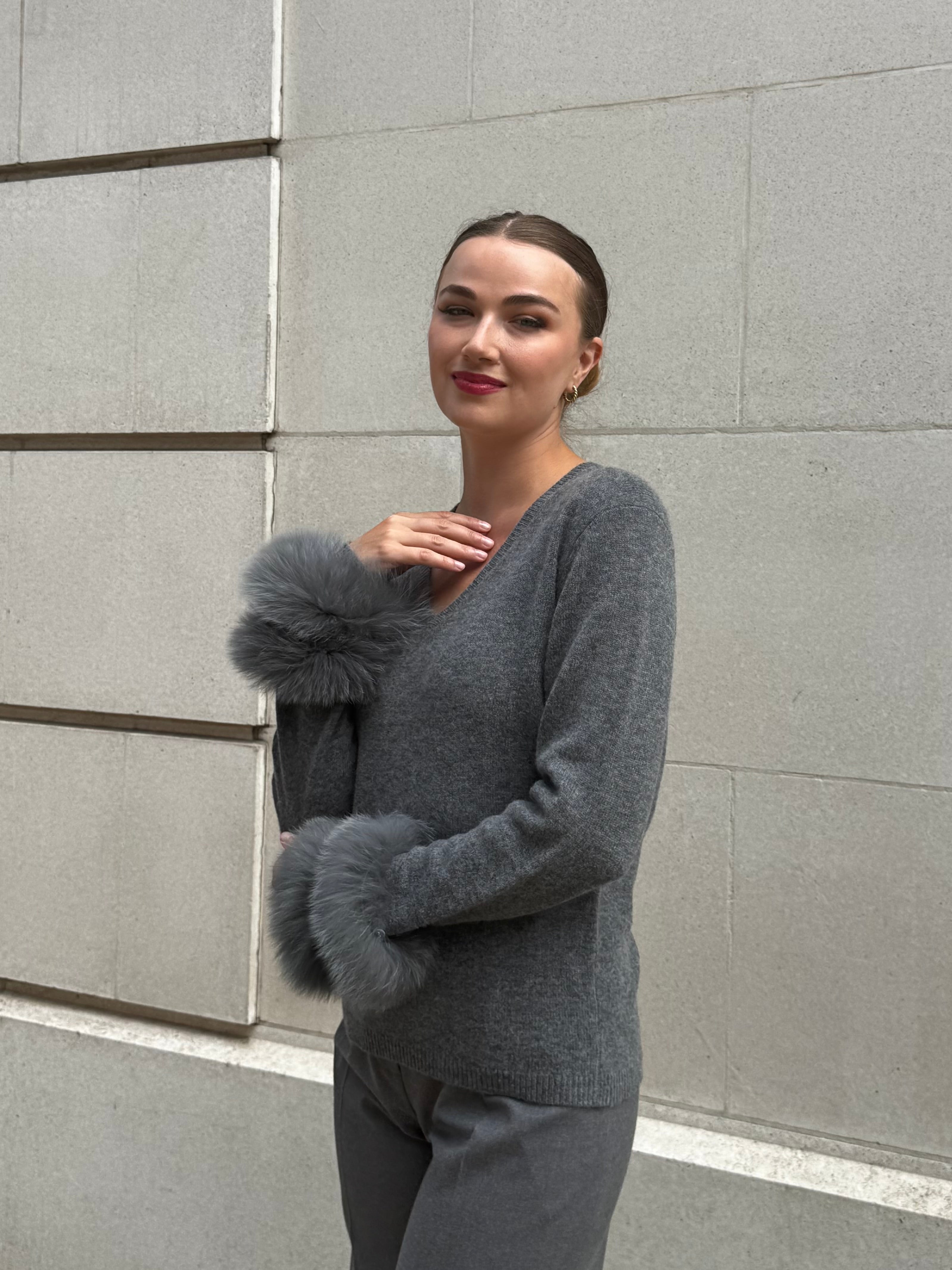 CASHMERE JUMPER WITH FUR DETAILS -GREY