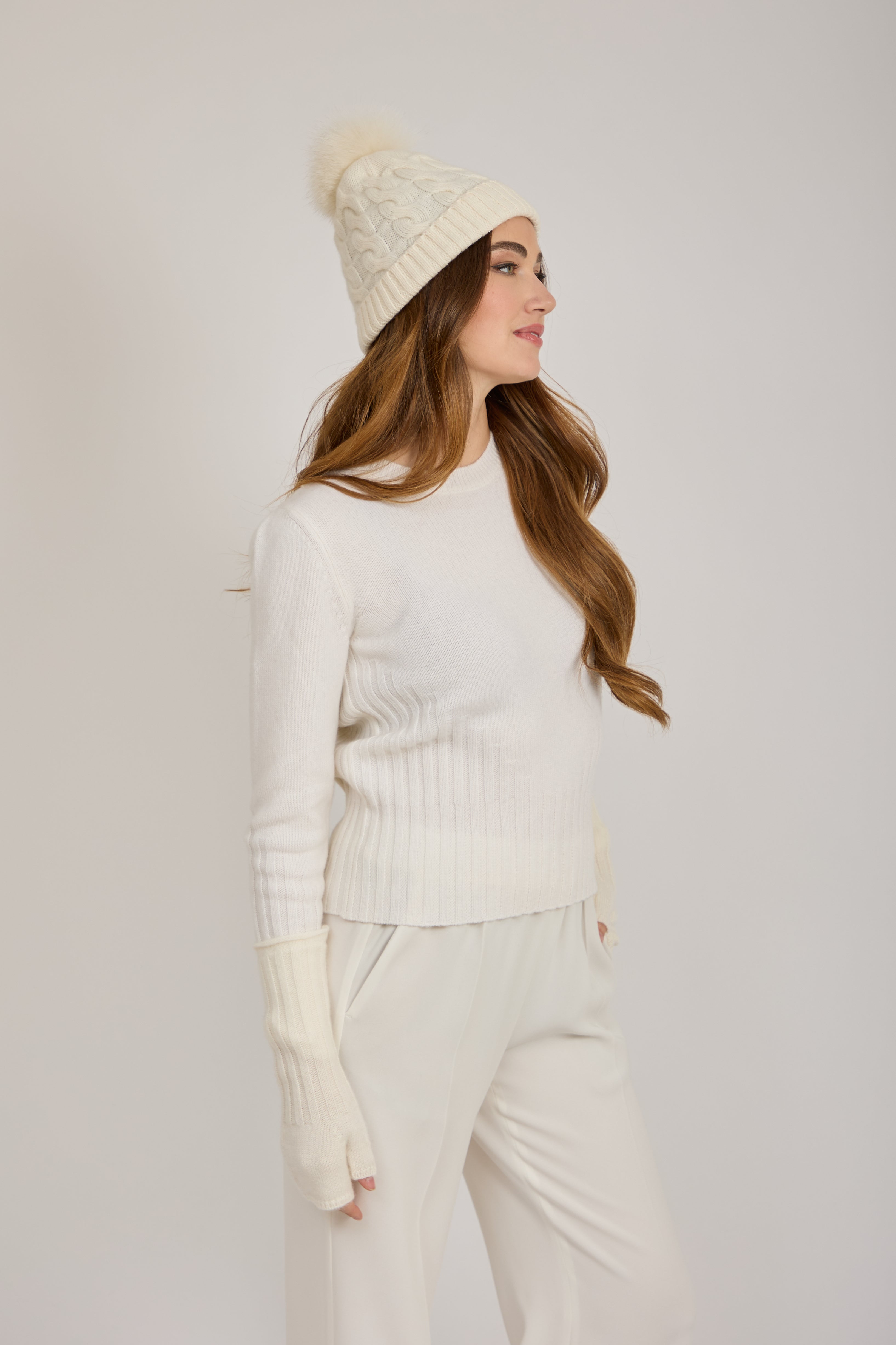 CASHMERE HAT WITH FOX POMPOM-WHITE