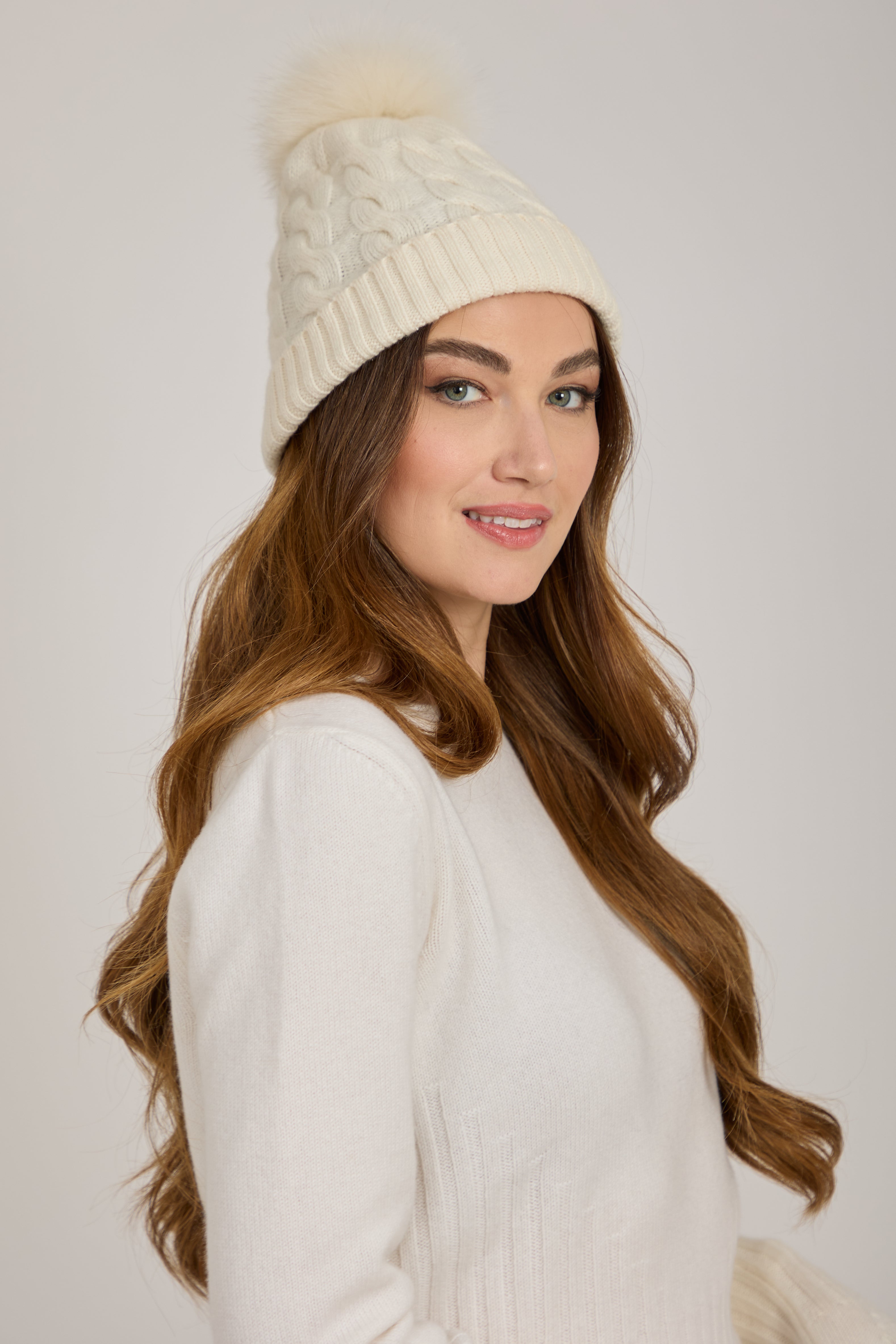 CASHMERE HAT WITH FOX POMPOM-WHITE