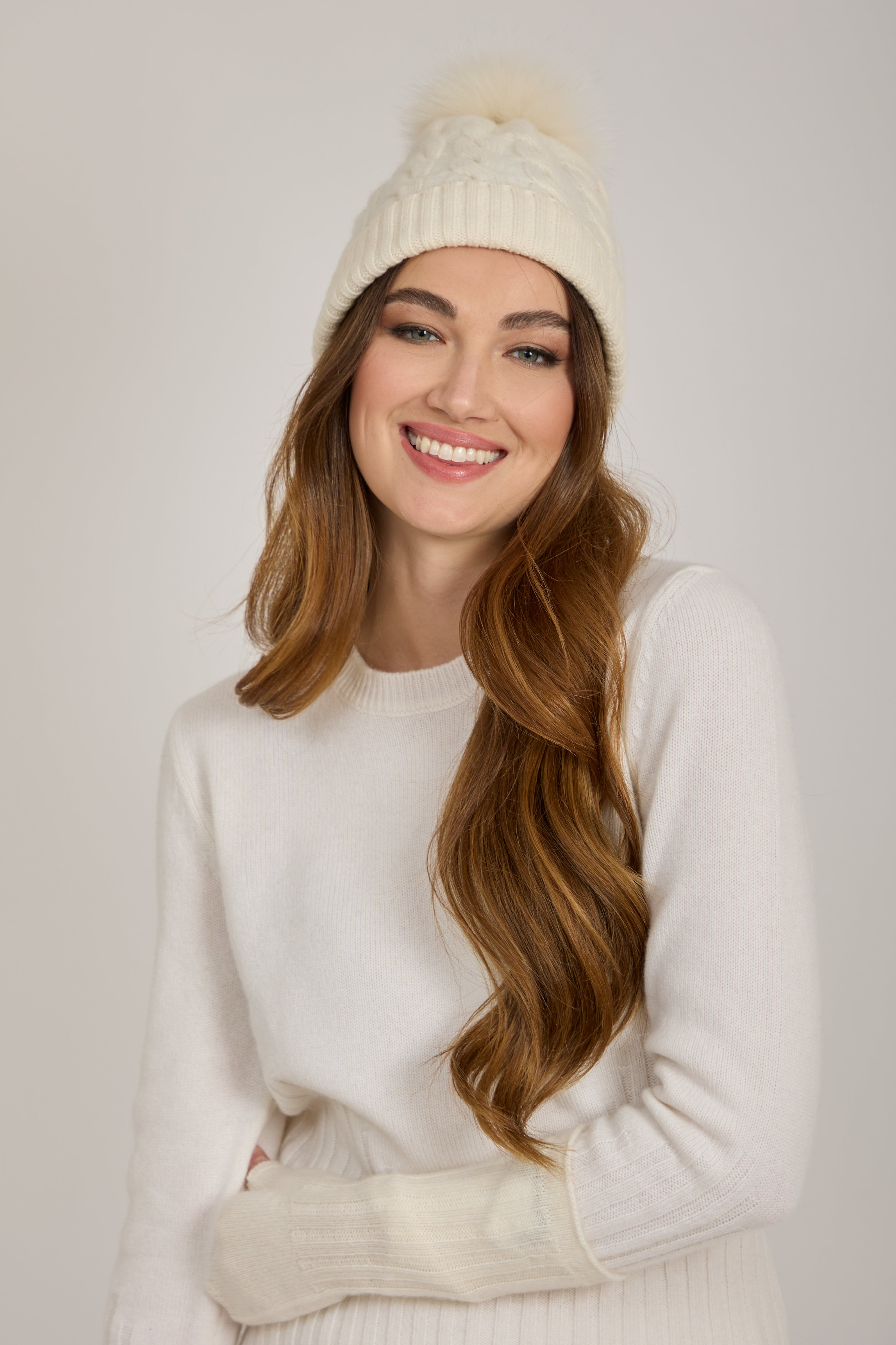 CASHMERE HAT WITH FOX POMPOM-WHITE