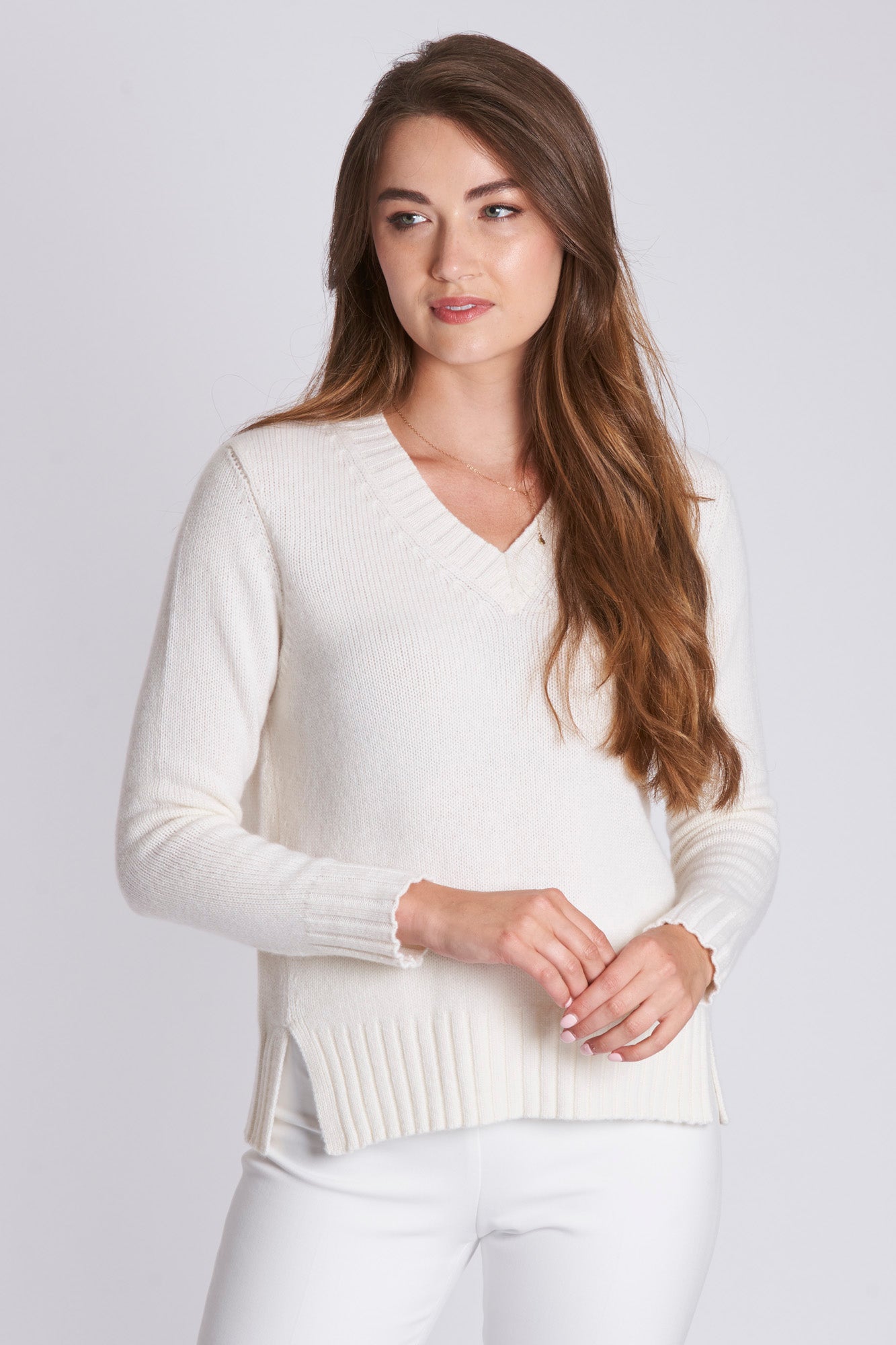 V NECK SWEATER - B/LATTE