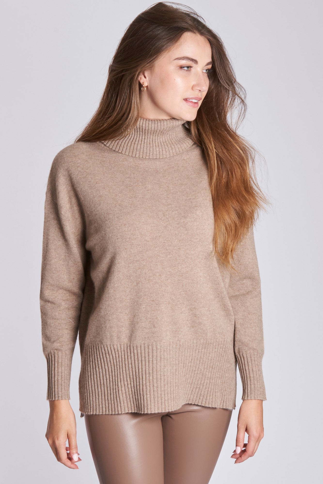 OVERSIZE ROLL NECK - NOISETTE