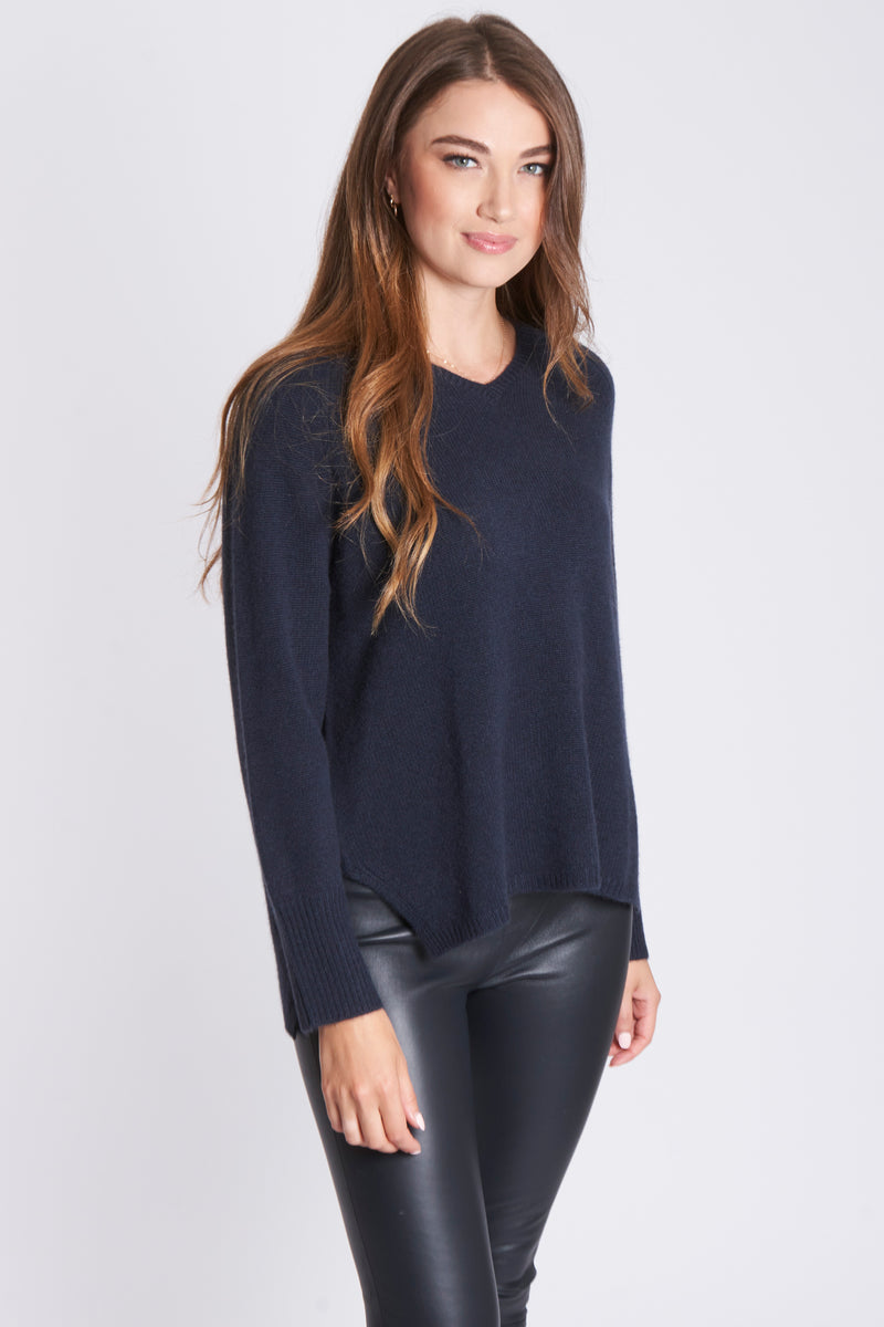 V NECK JUMPER - NAVY