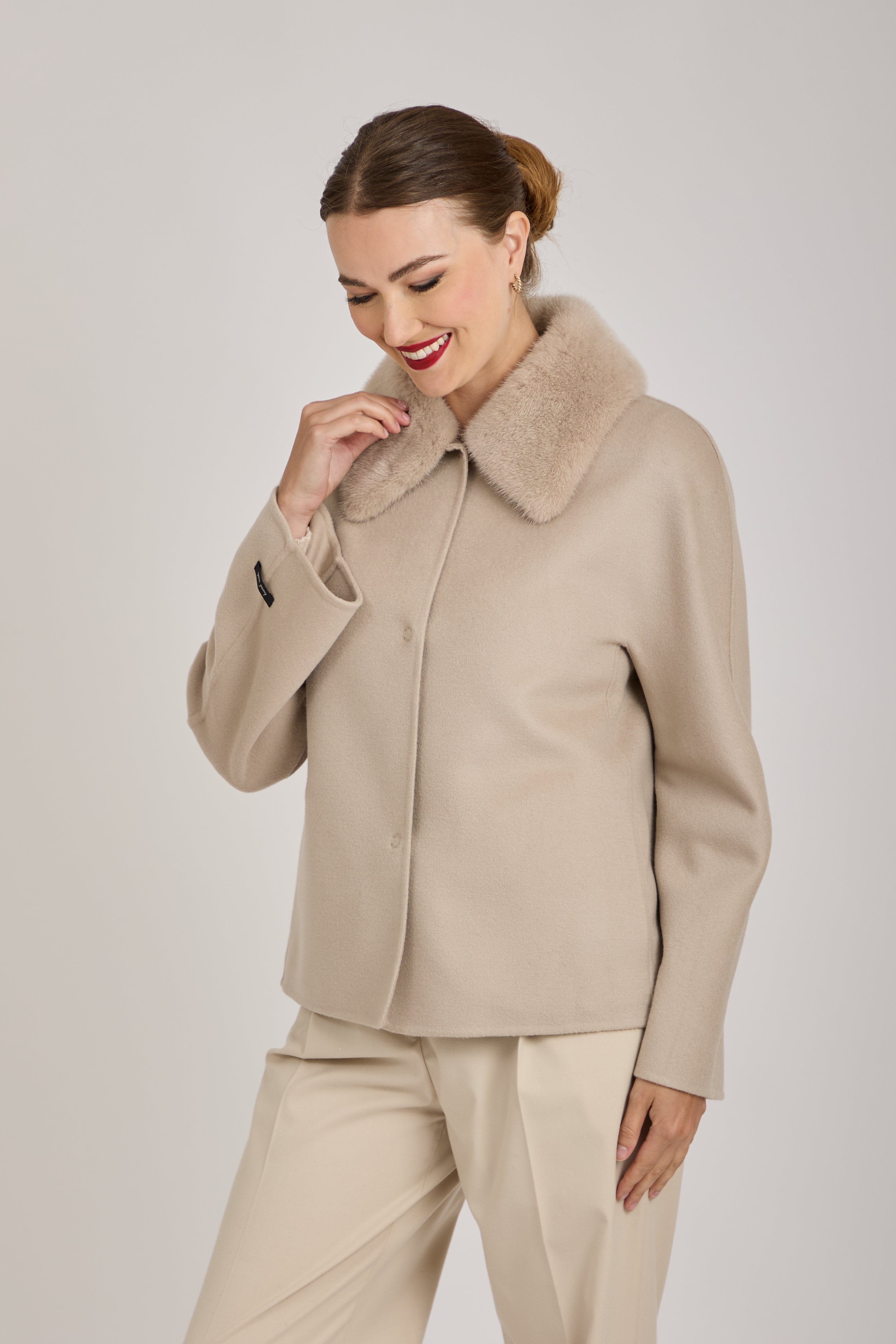SHORT JACKET WITH MINK COLAR-BEIGE