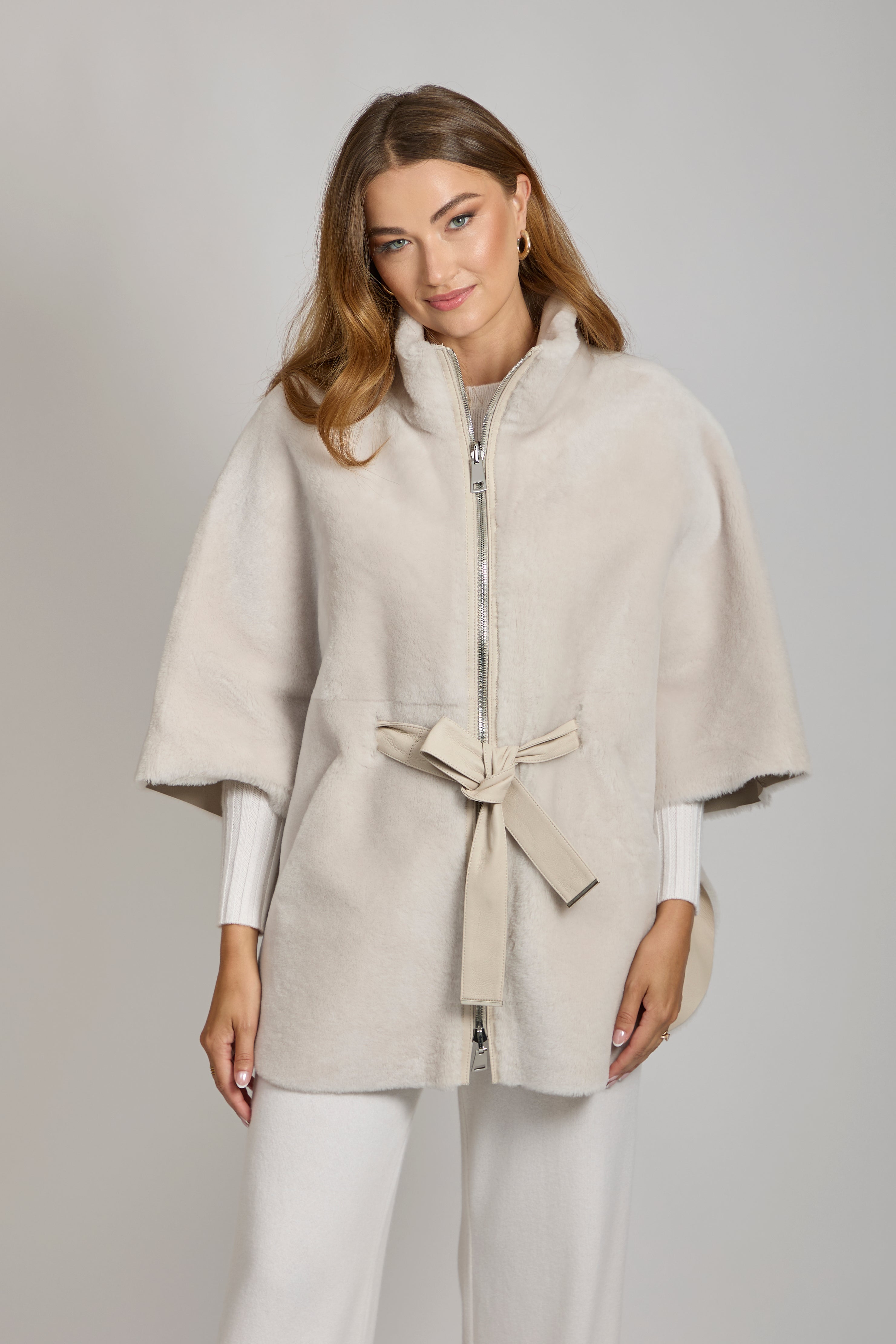 REVERSIBLE SHEARLING CAPE-MILK